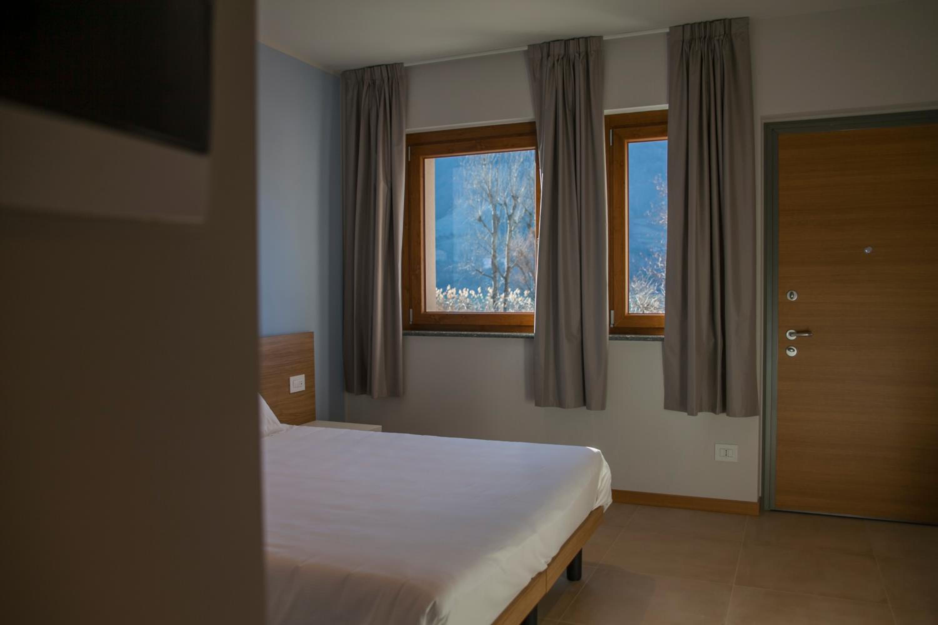 Deluxe Double or Twin Room with Lake View - Photo 1