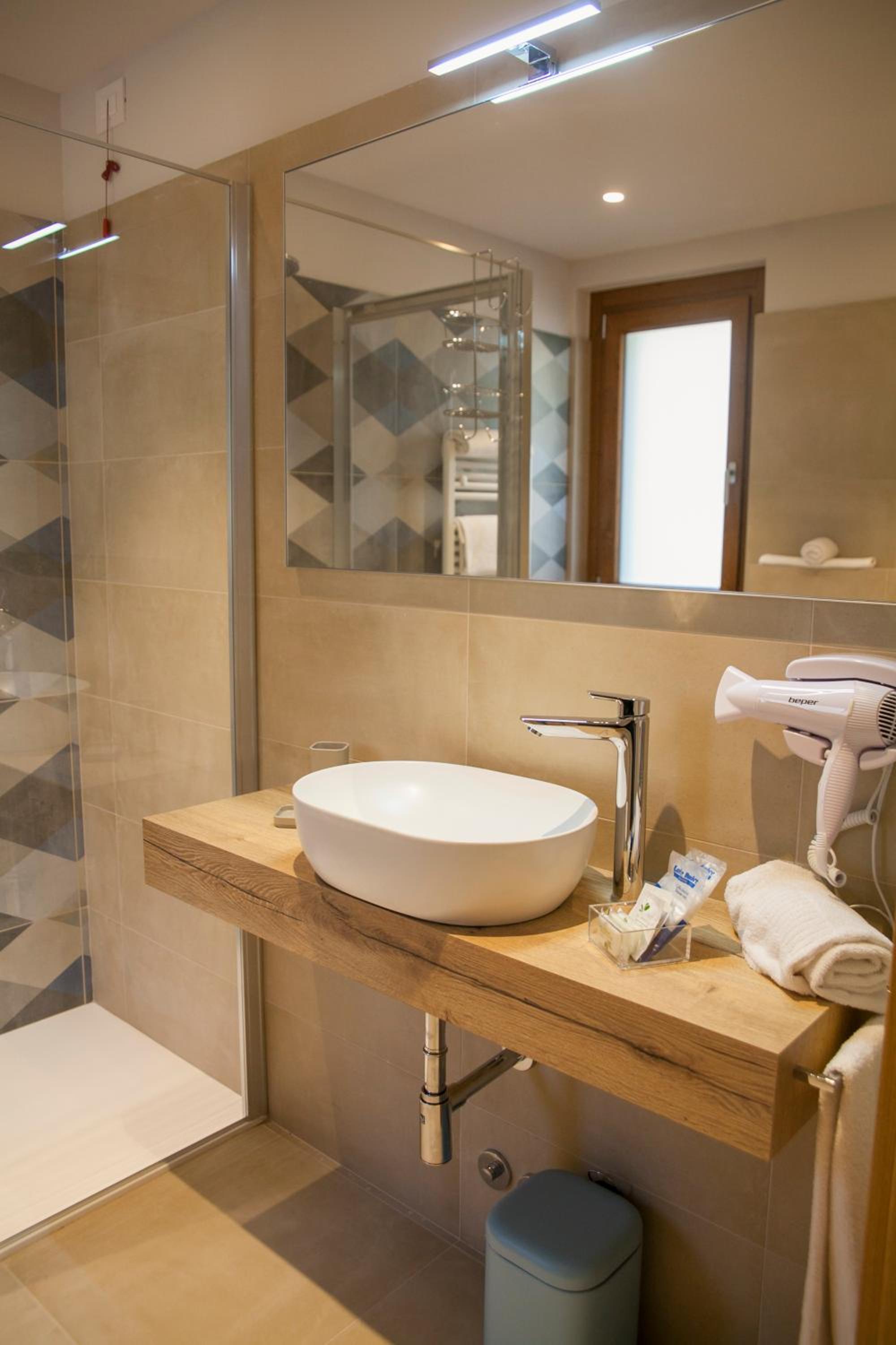 Deluxe Double or Twin Room with Lake View - Photo 6