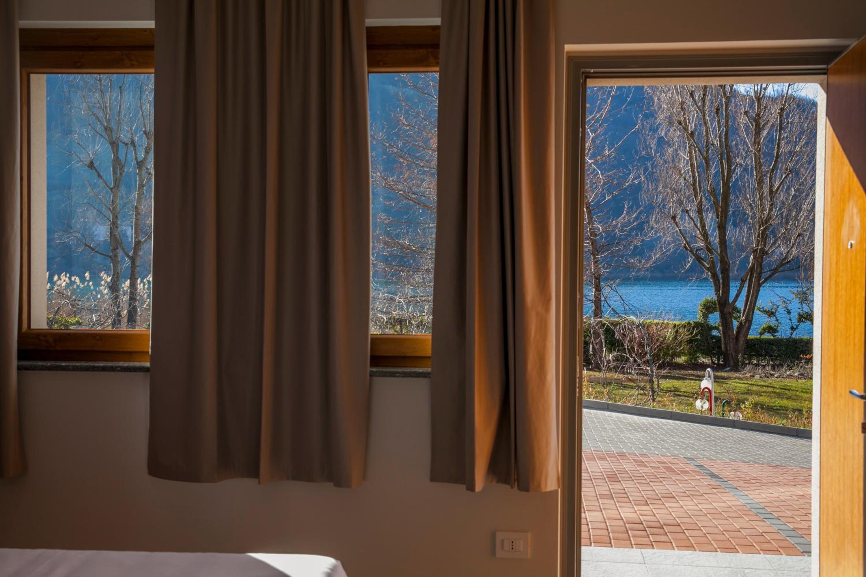 Deluxe Double or Twin Room with Lake View - Photo 3