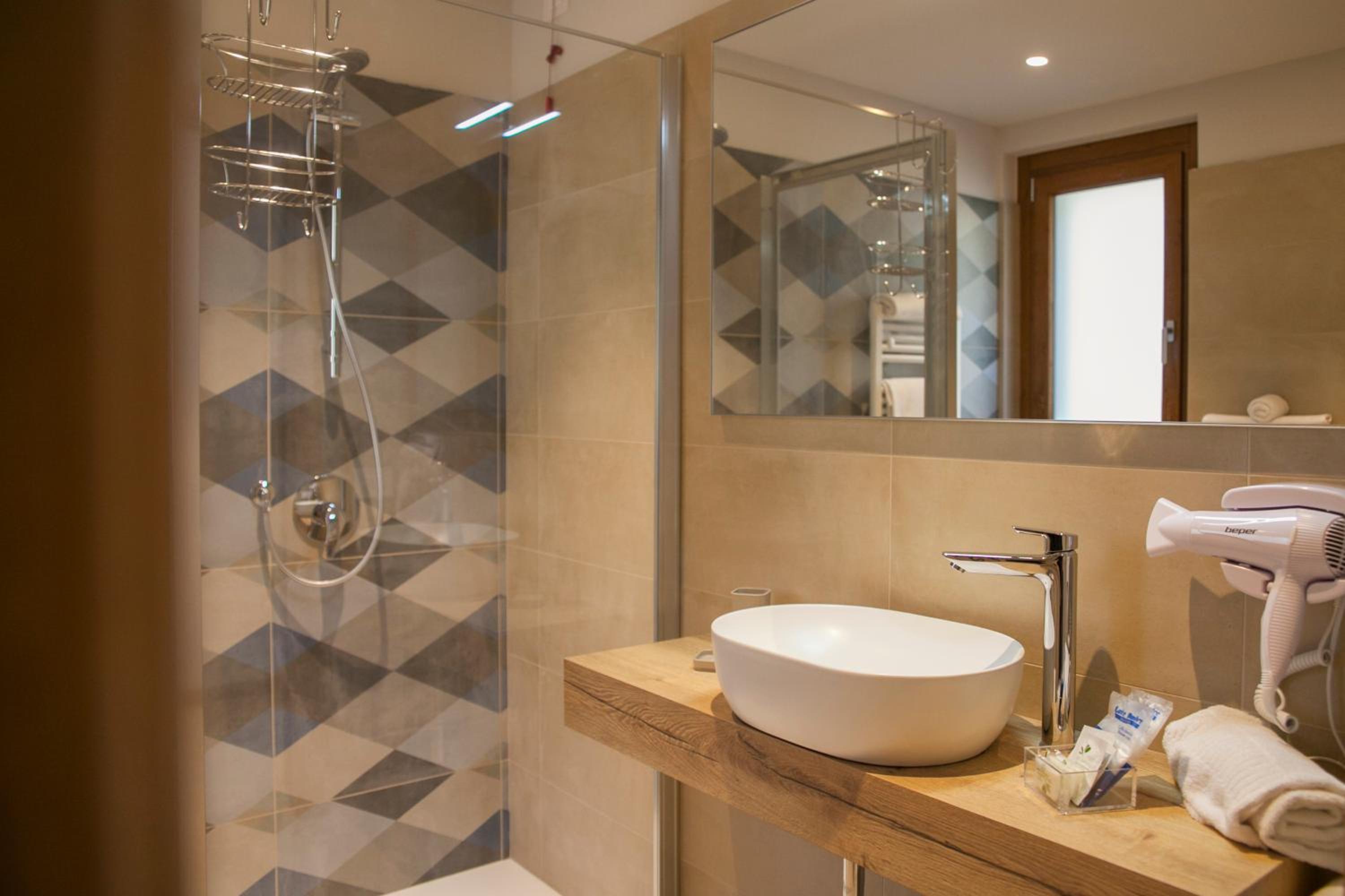 Deluxe Double or Twin Room with Lake View - Photo 5