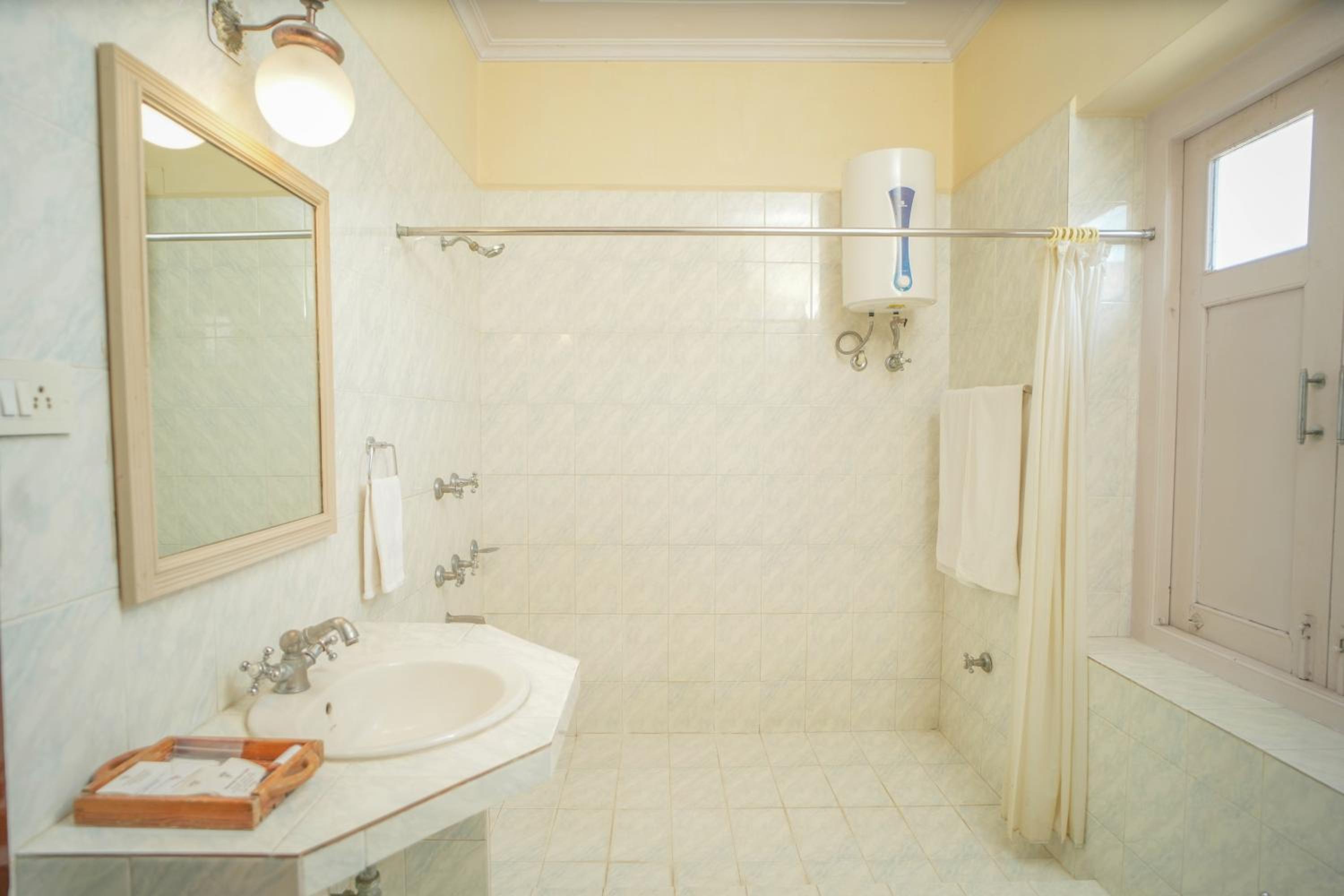 Deluxe Double Room (2 Adults + 1 Child) photo 3