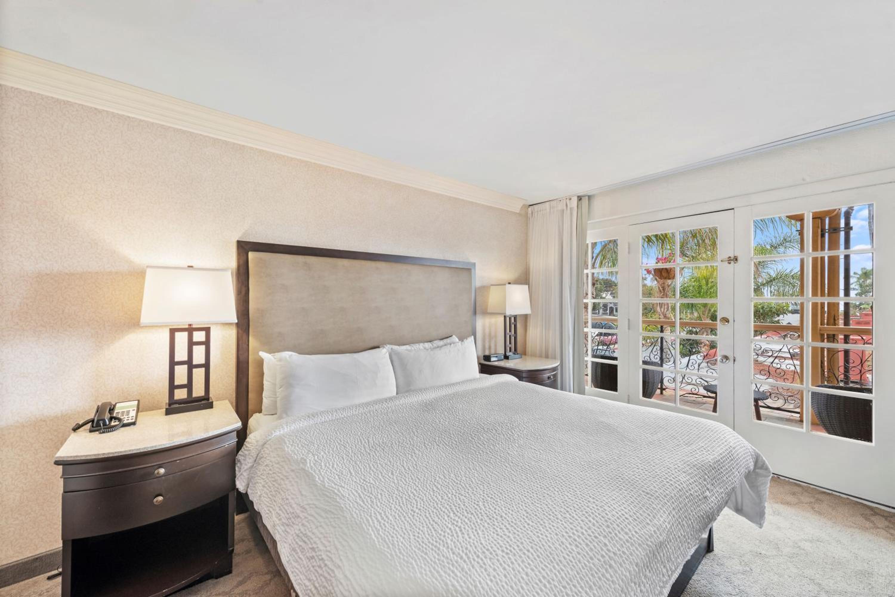 One-Bedroom Suite [South Building] - Photo 9