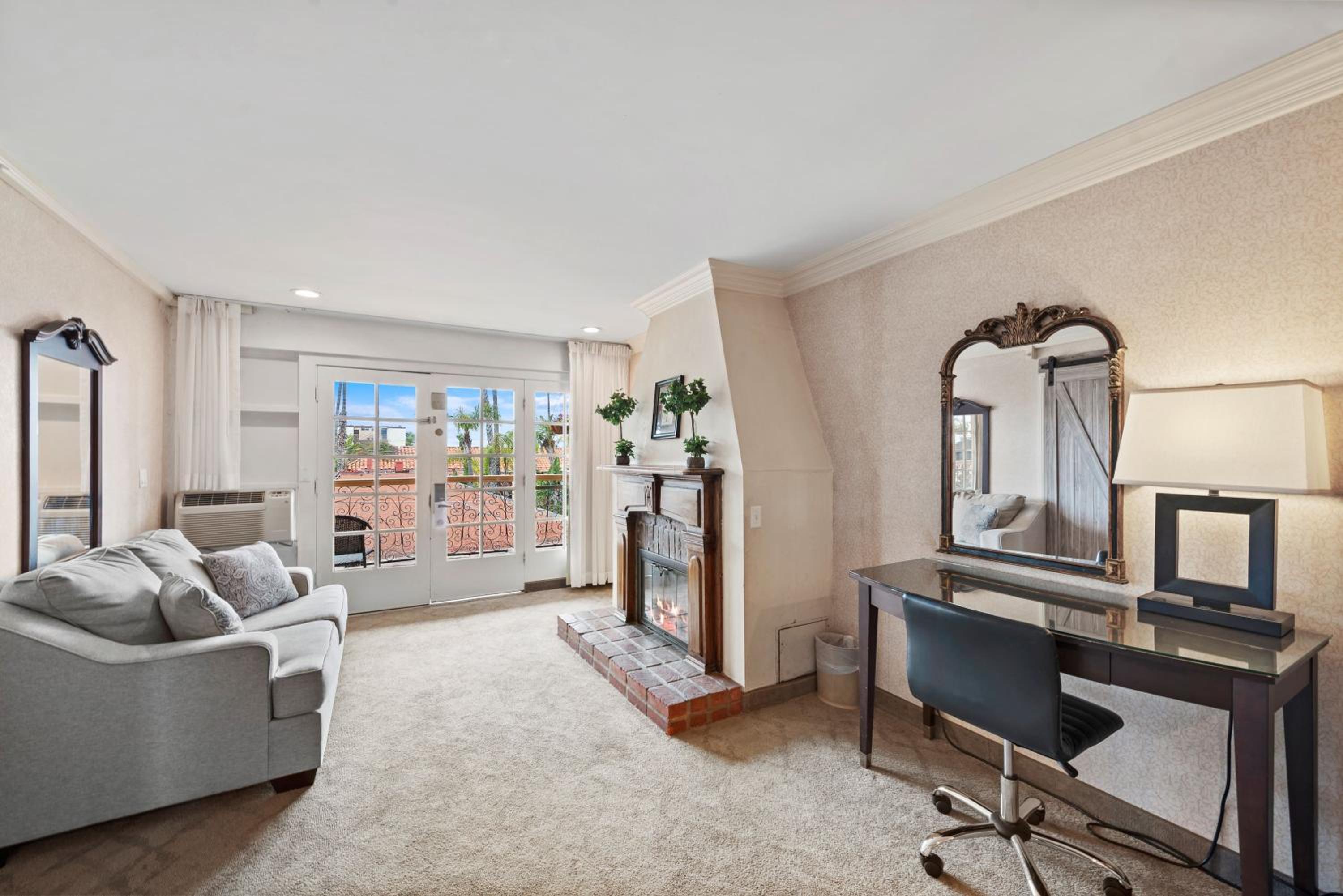 One-Bedroom Suite [South Building] - Photo 10