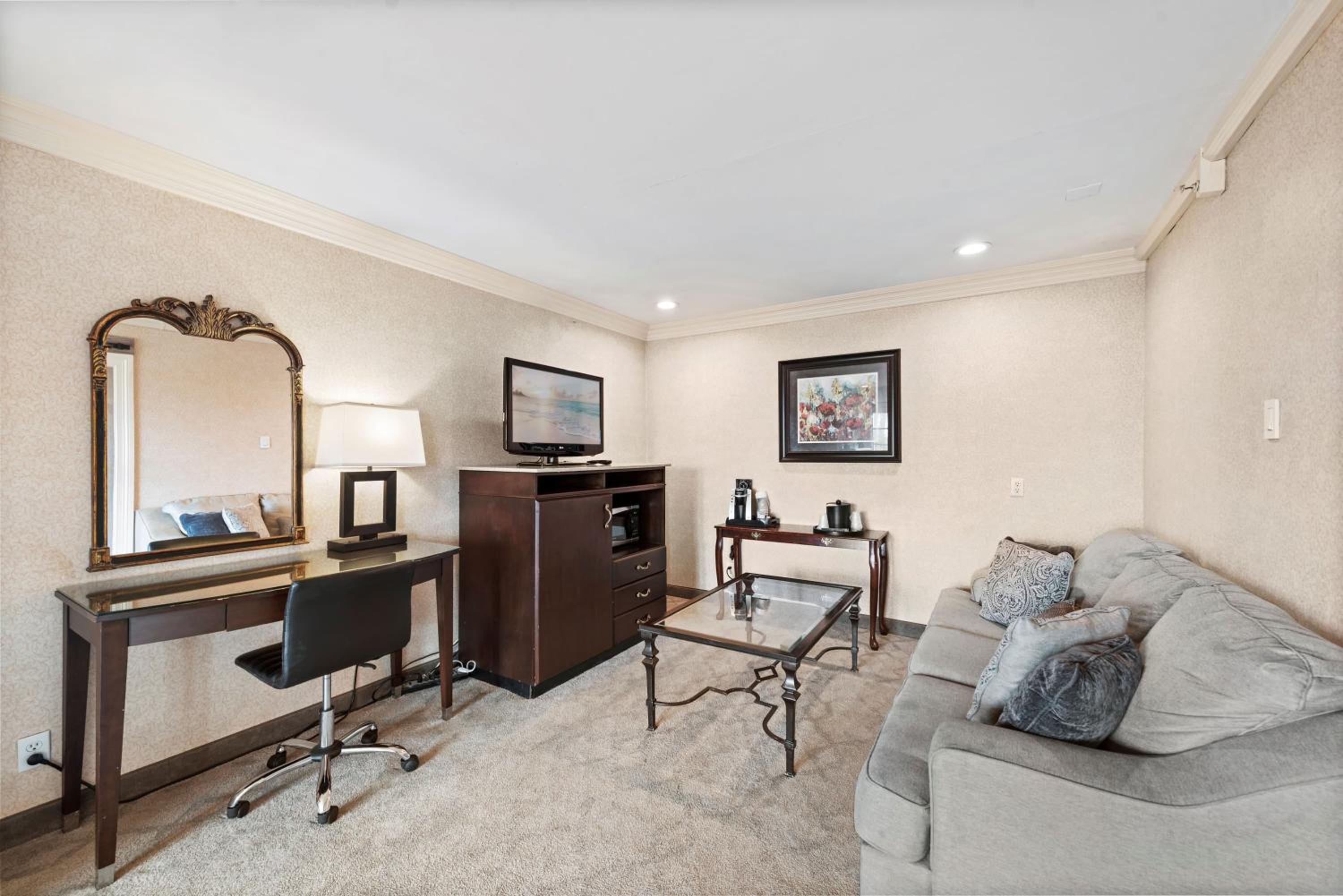 One-Bedroom Suite [South Building] - Photo 11