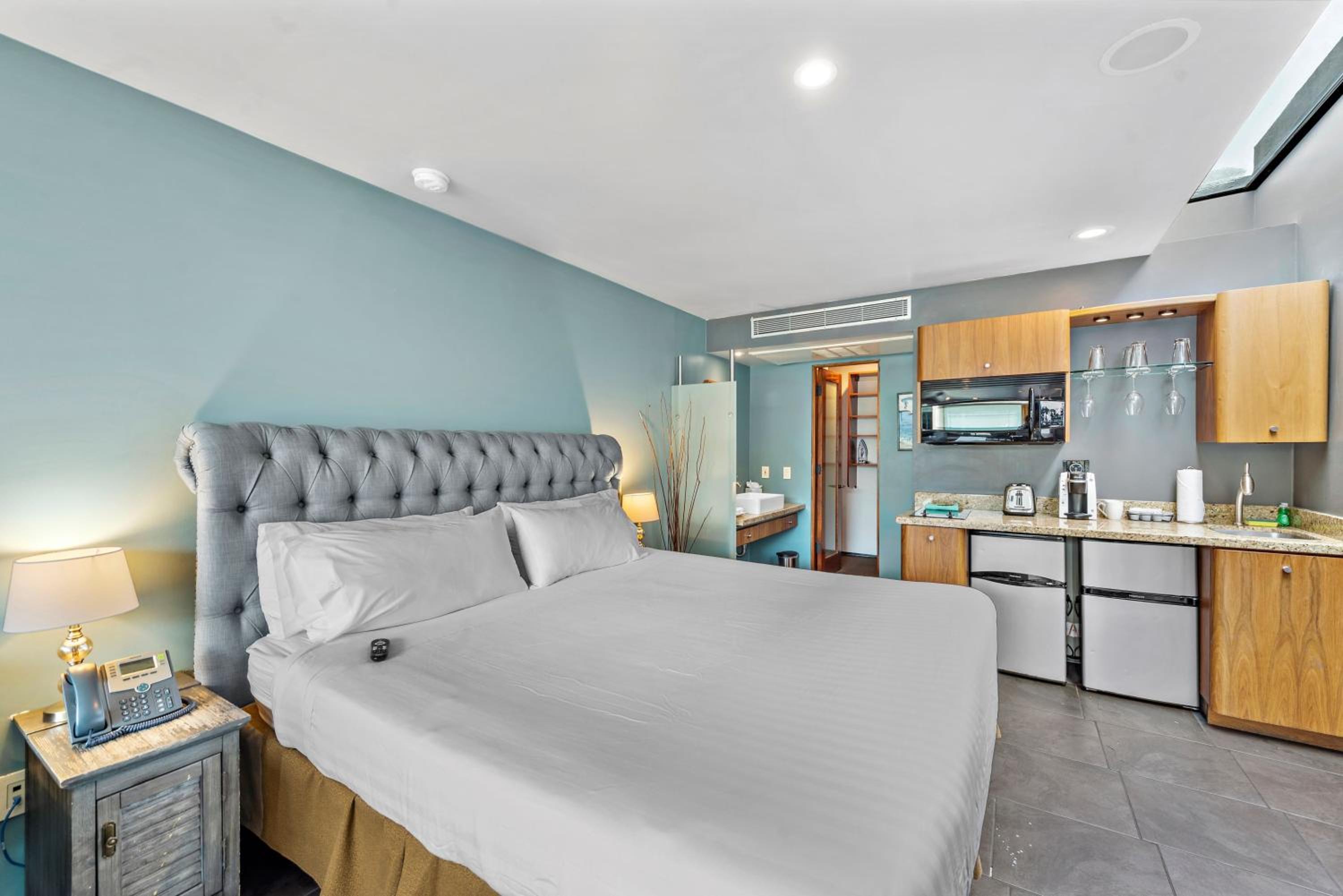 Deluxe King Room [North Building] - Photo 46