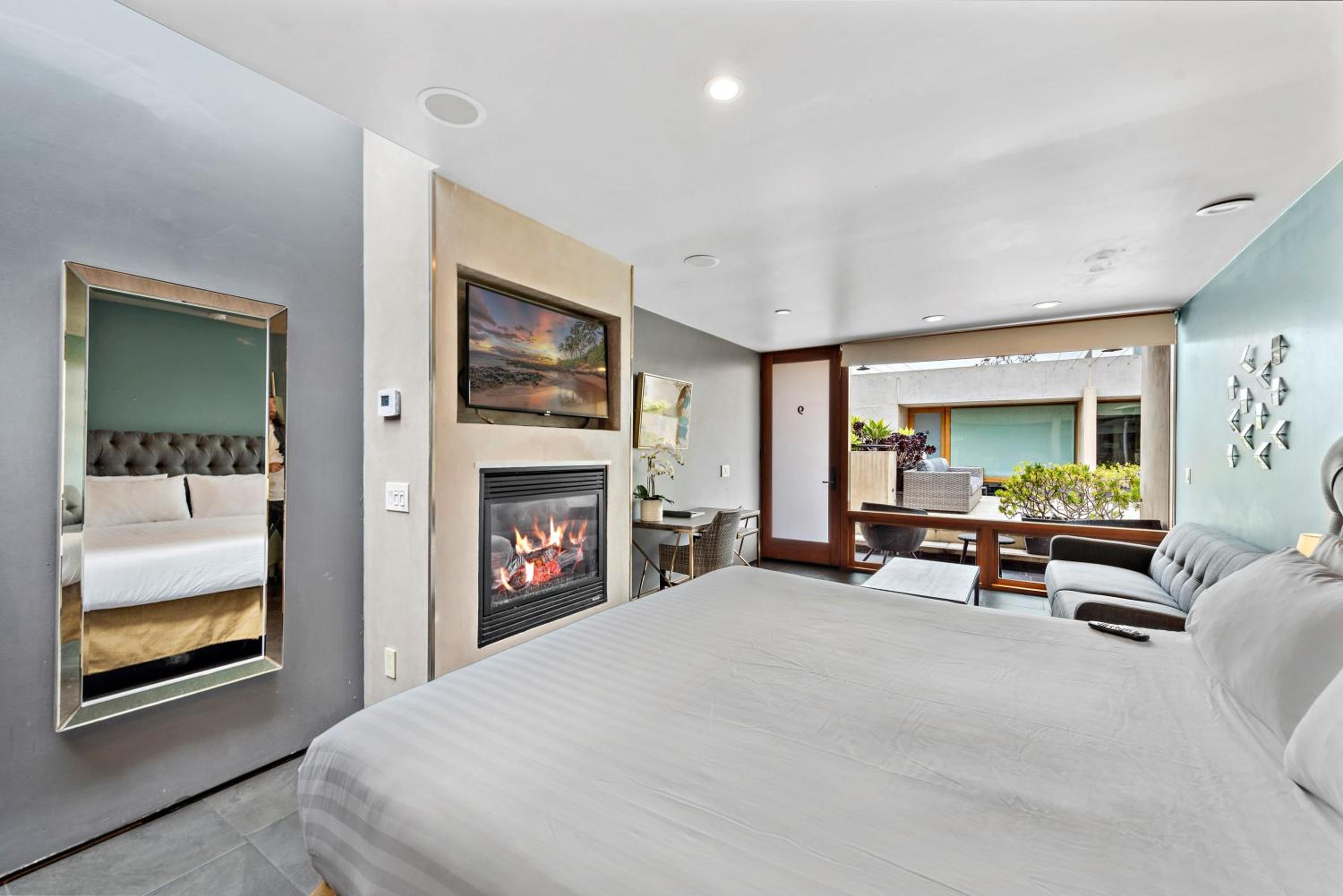 Deluxe King Room [North Building] - Photo 45