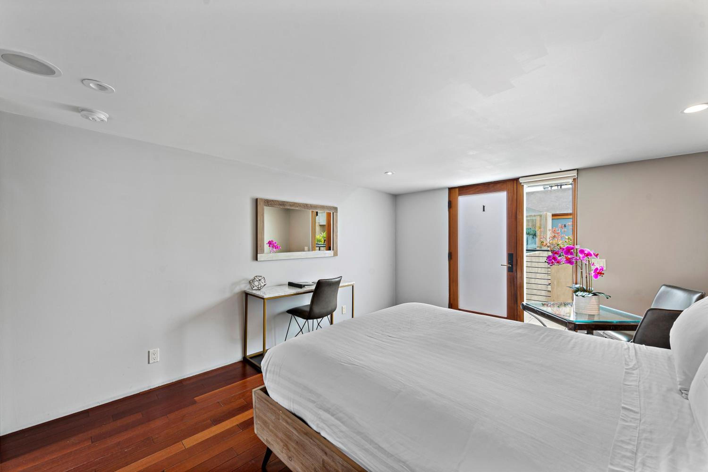 Deluxe Double Queen Room [North Building] - Photo 20