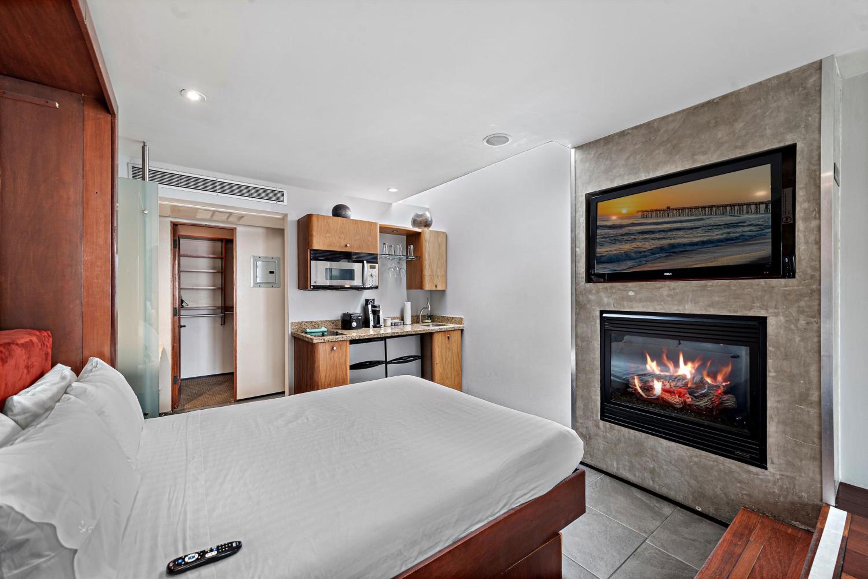 Deluxe Double Queen Room [North Building] - Photo 26