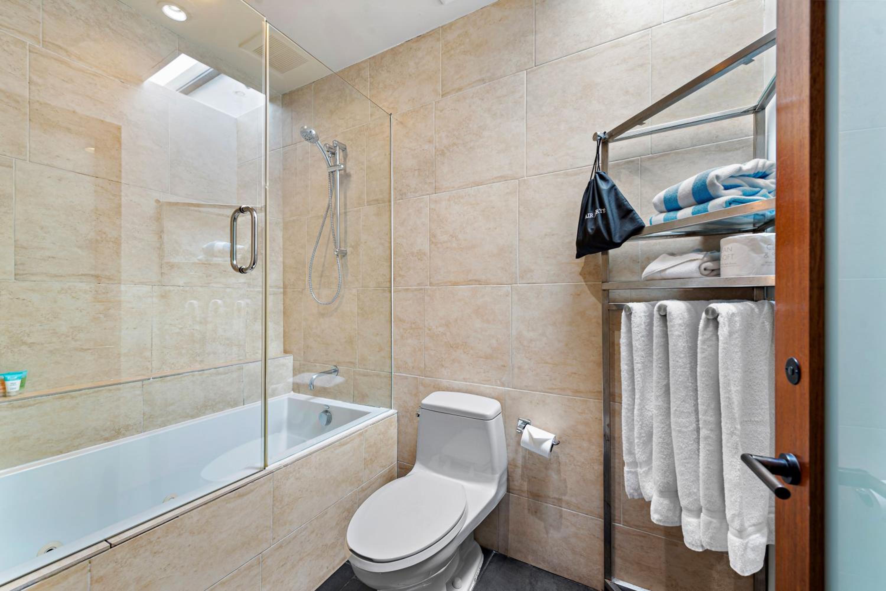 Deluxe Double Queen Room [North Building] - Photo 25