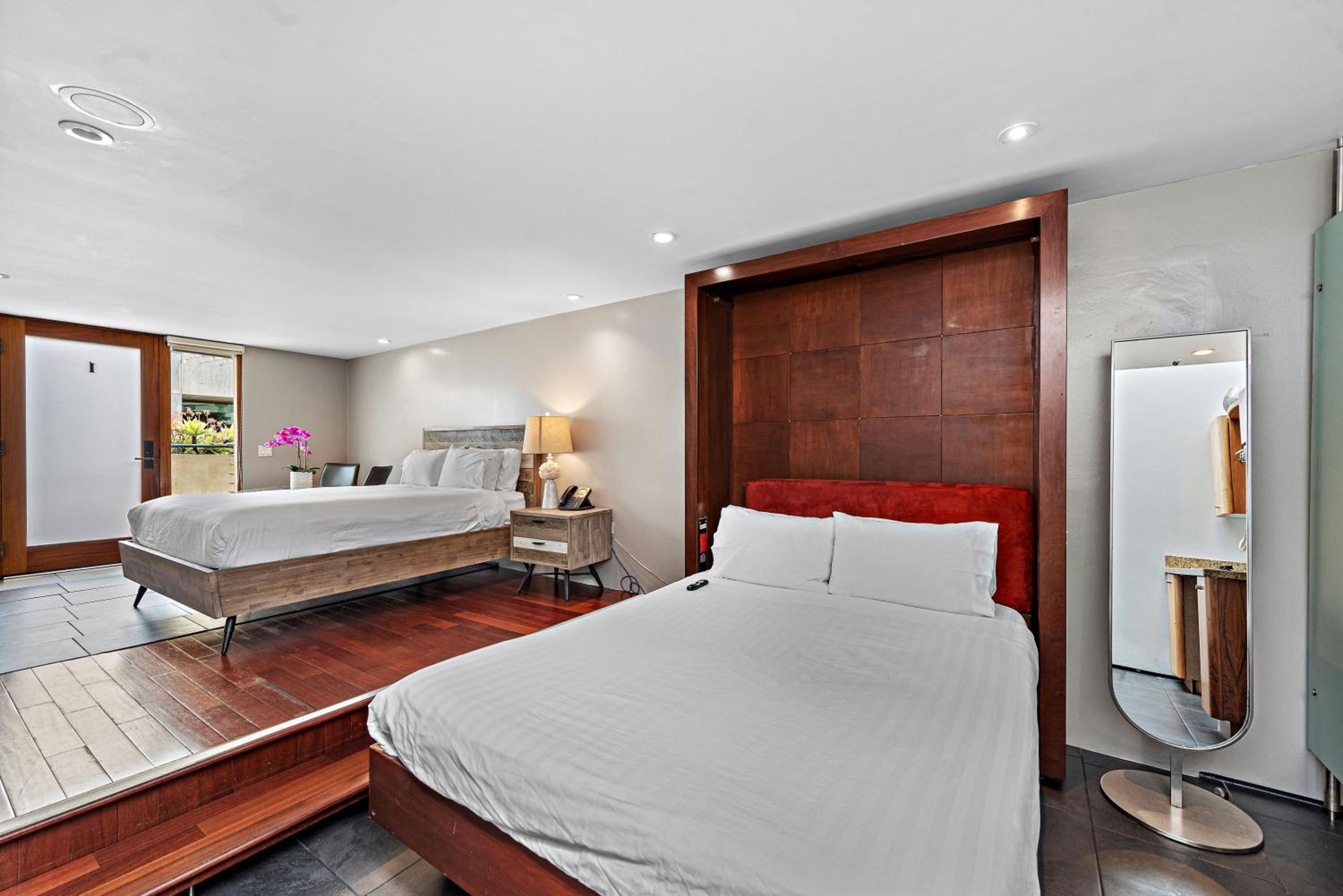 Deluxe Double Queen Room [North Building] - Photo 24