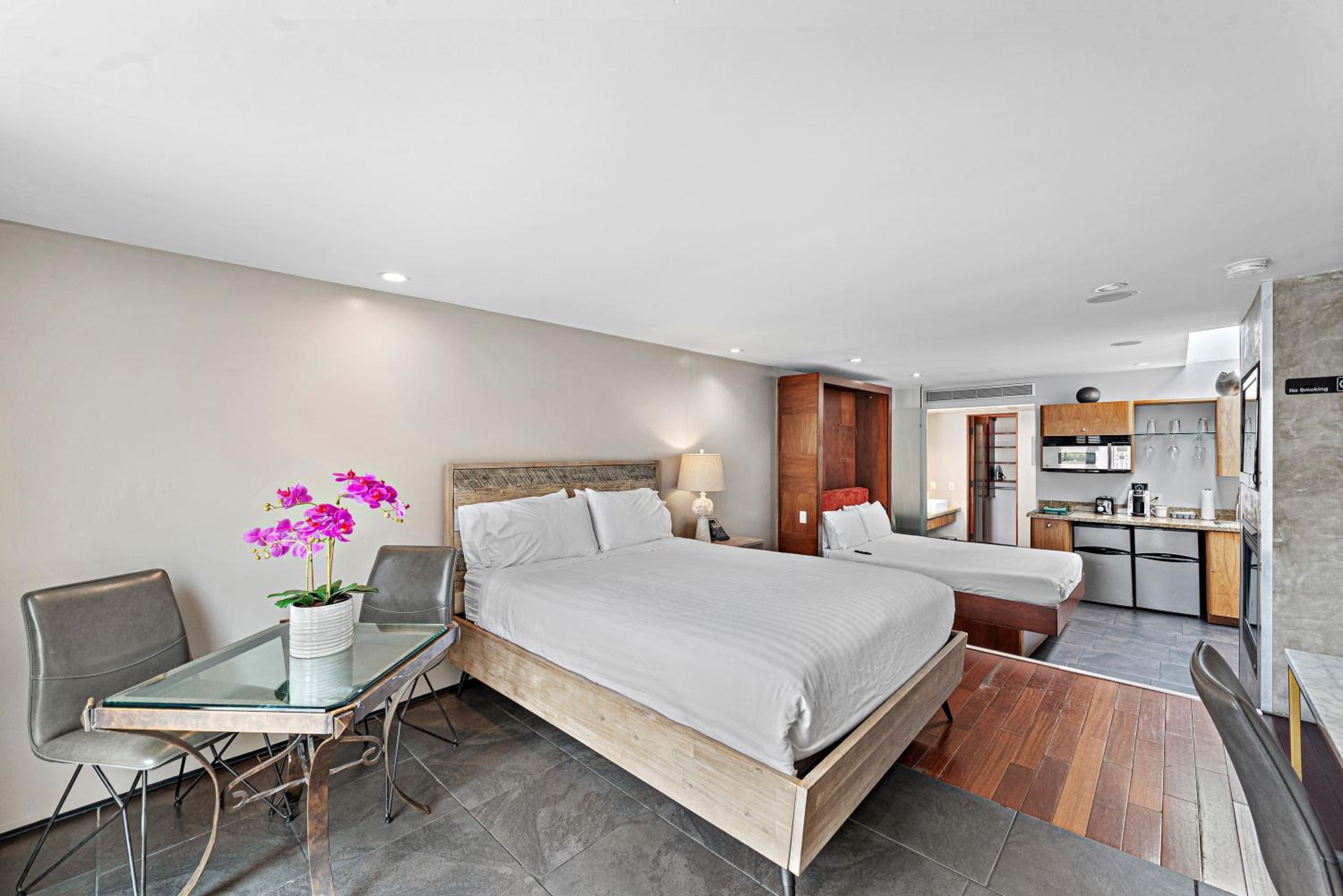 Deluxe Double Queen Room [North Building] - Photo 17
