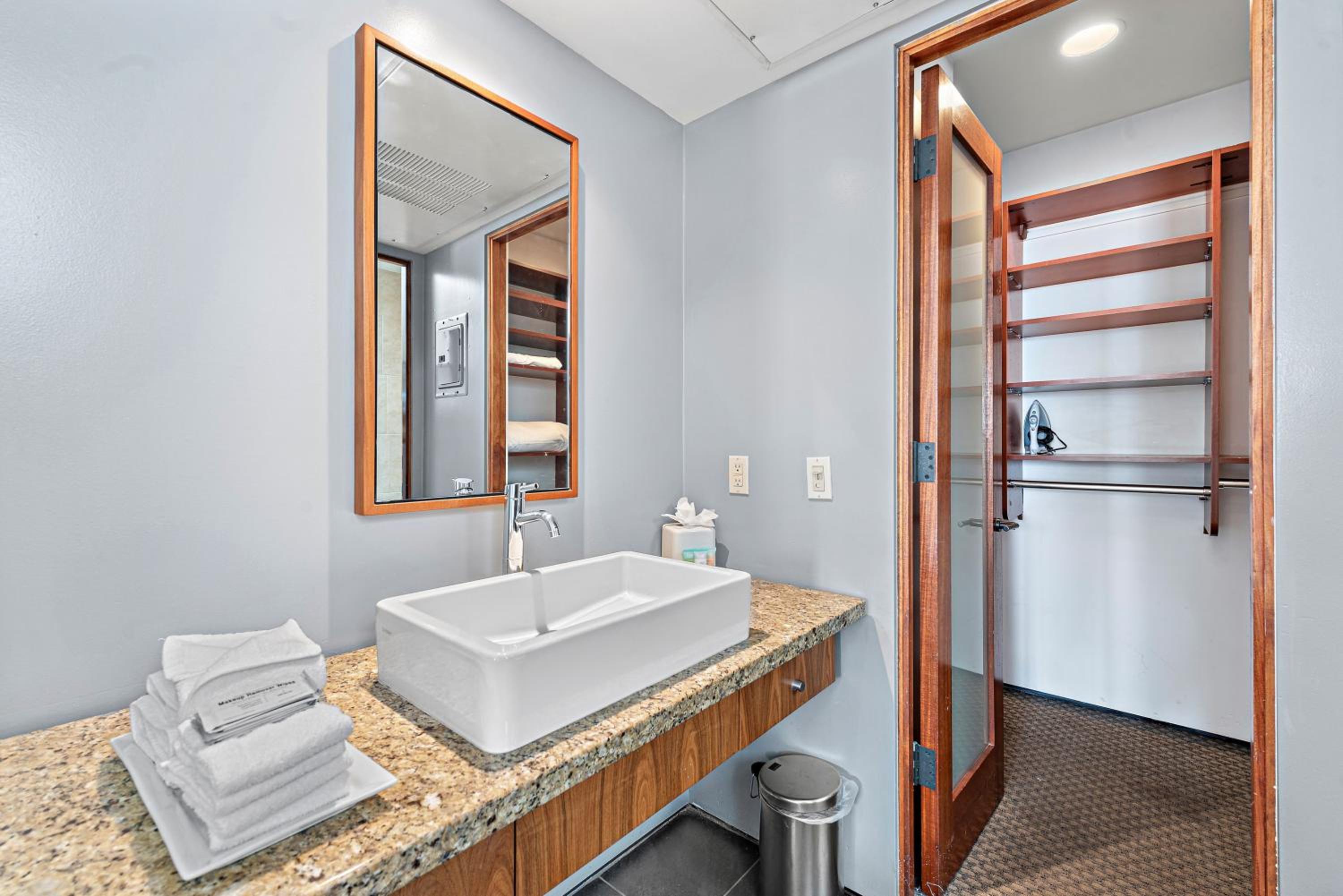 Deluxe Double Queen Room [North Building] - Photo 18