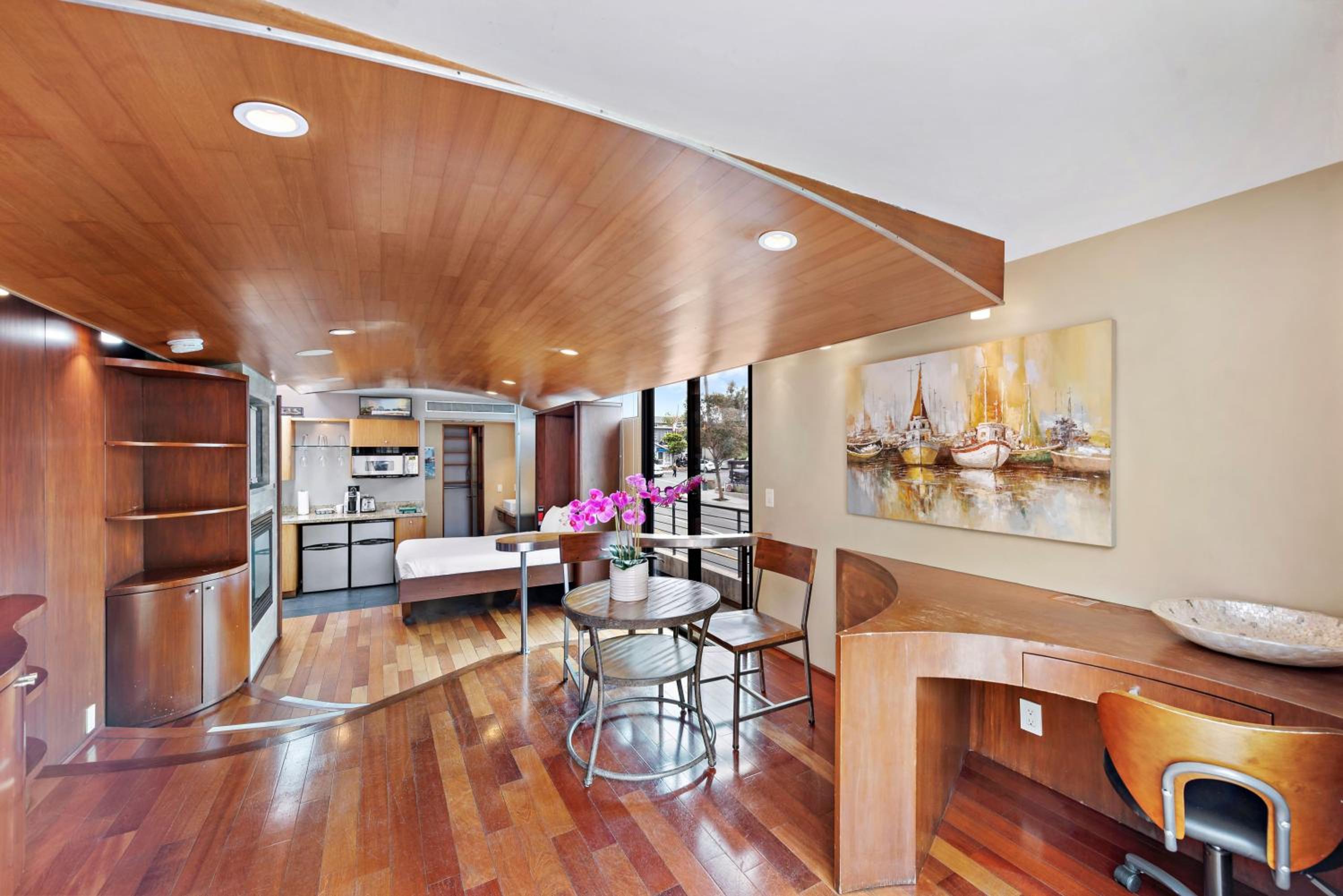 Deluxe PCH Queen Room [North Building] photo 1