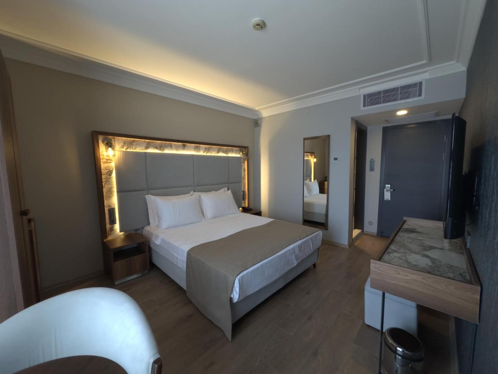 Standard King Room - Photo 14