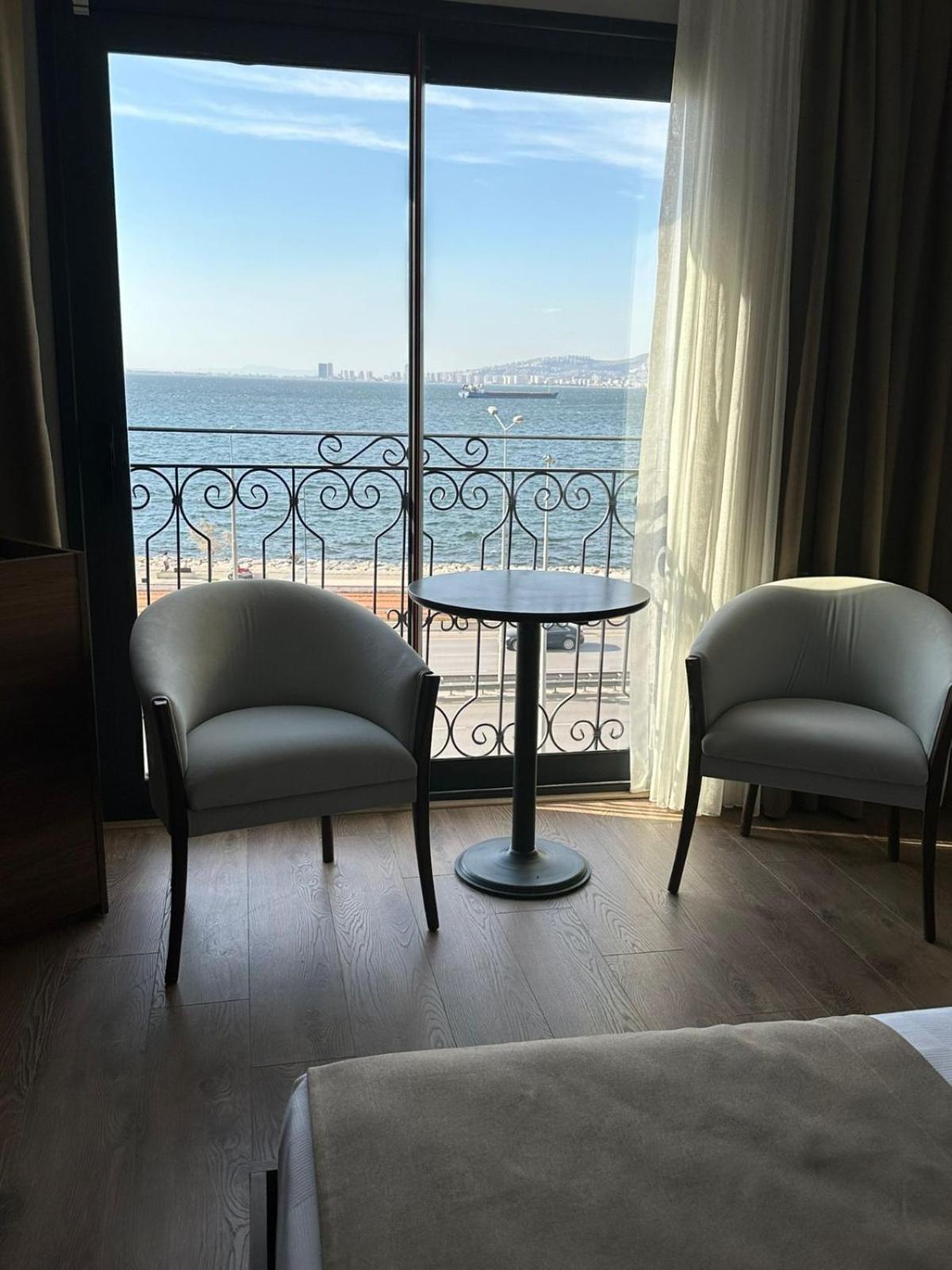 Double Room with Sea View - Photo 9