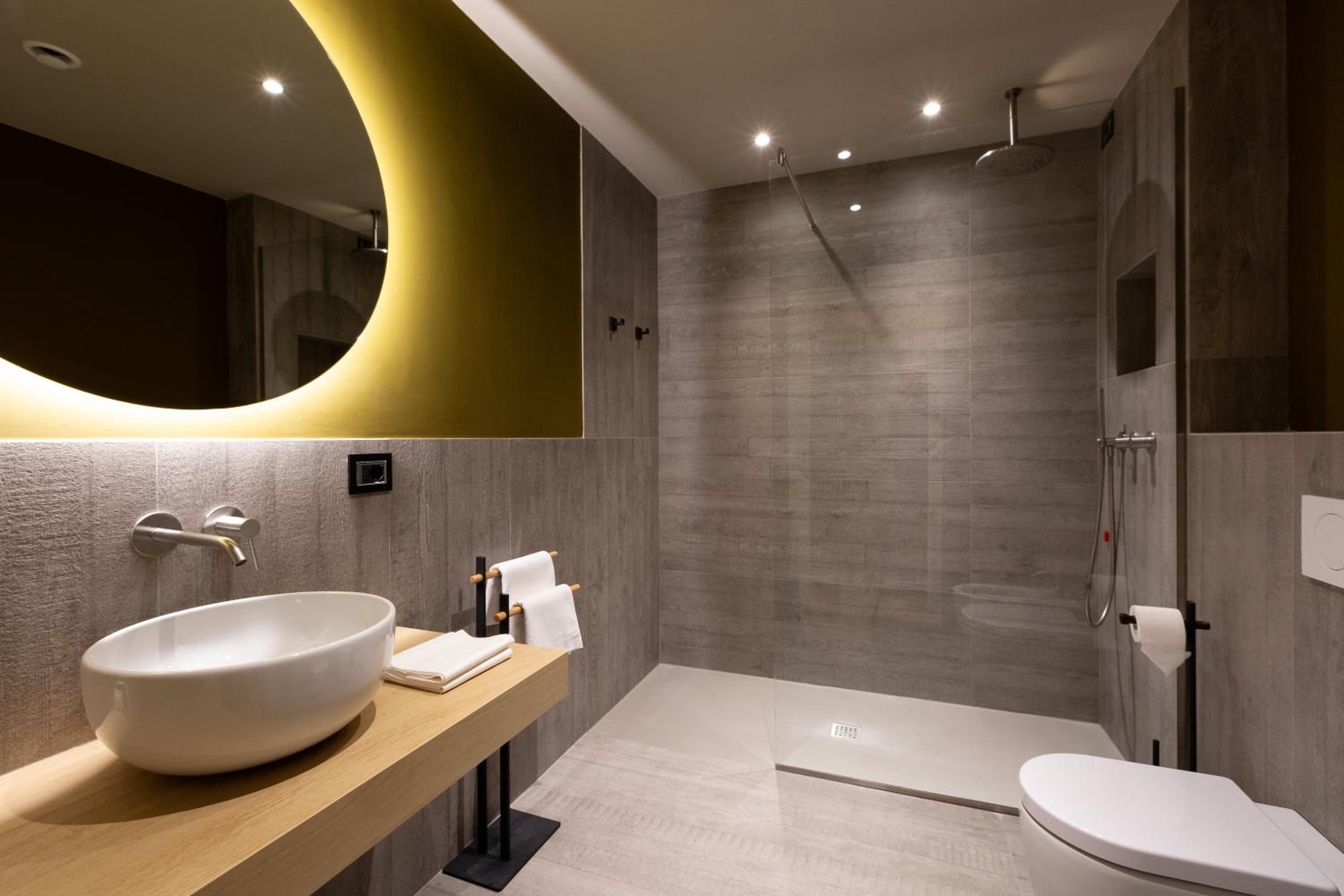 Premium Triple Room - Photo 15