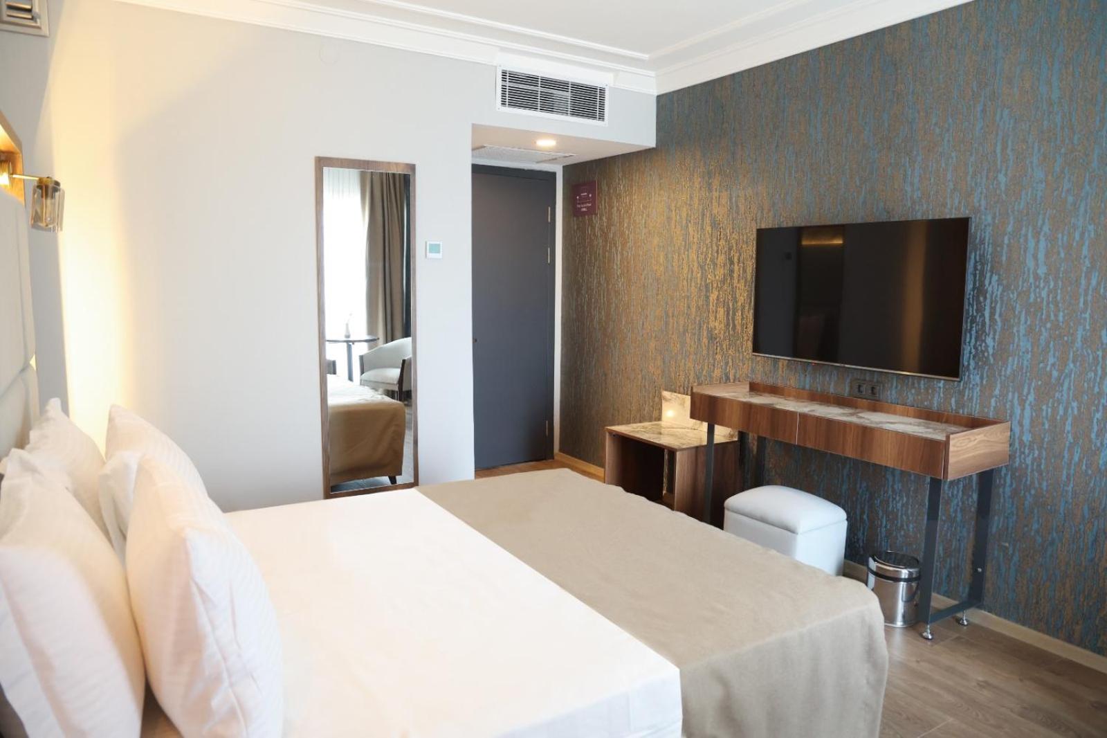 Standard King Room - Photo 15