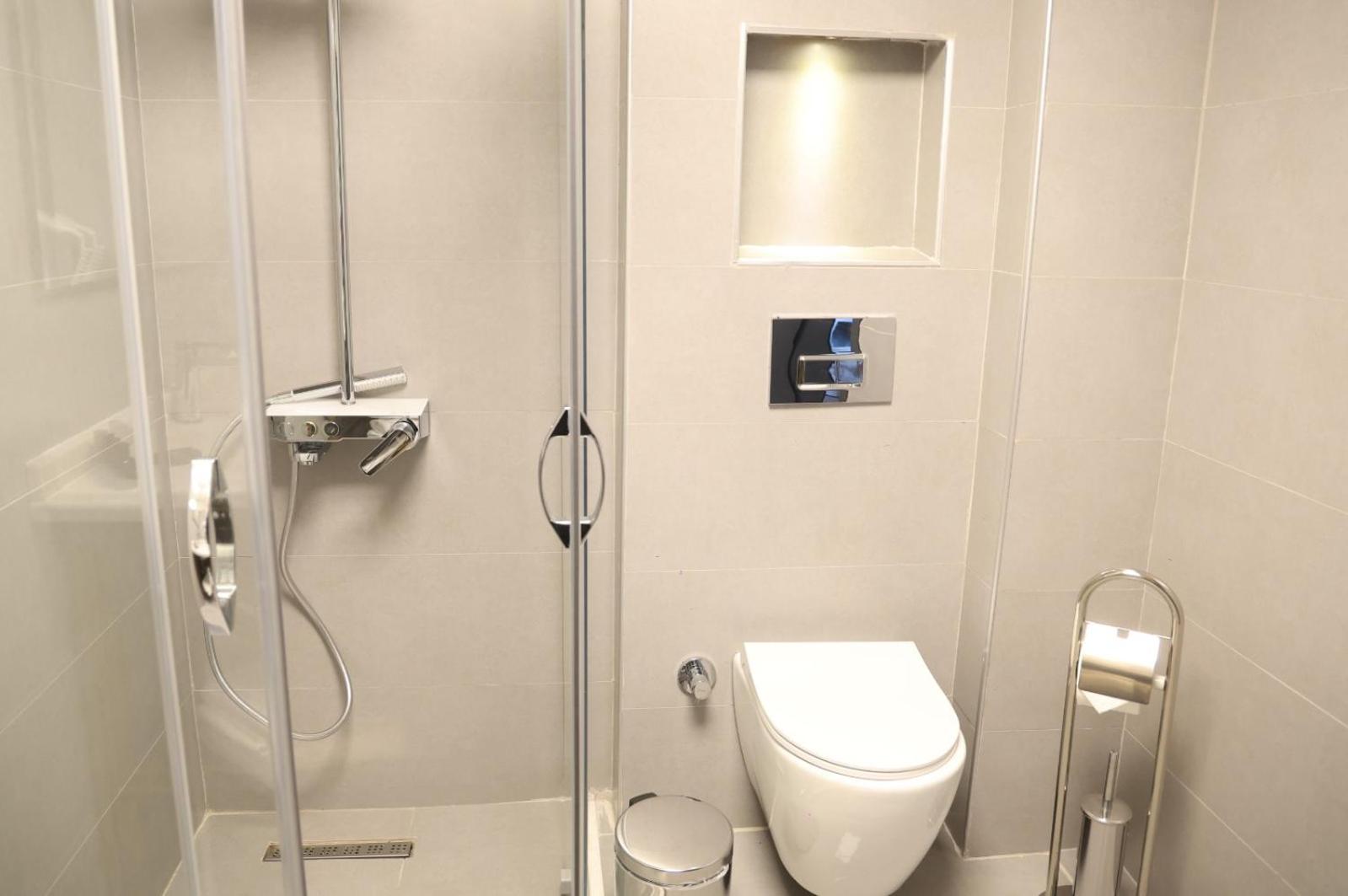 Standard King Room - Photo 13