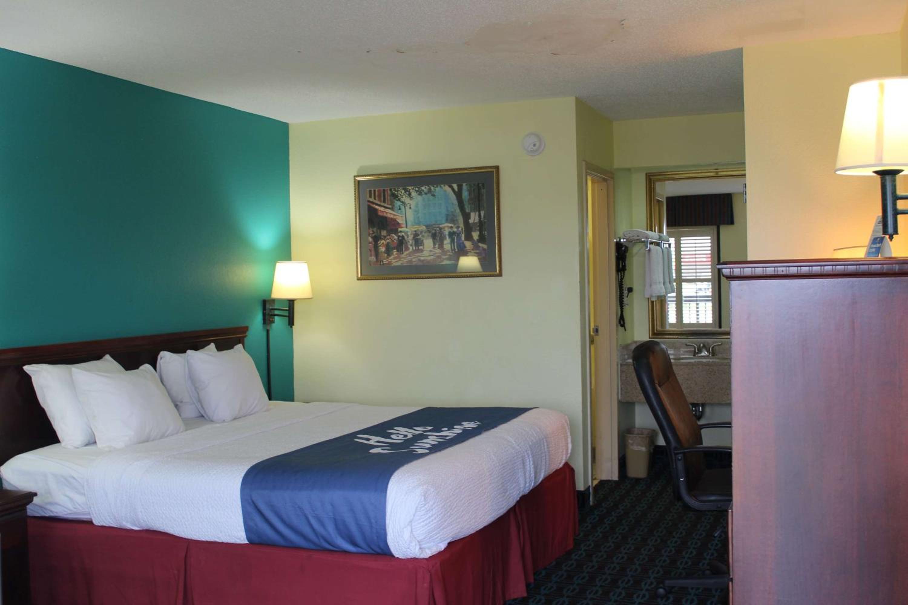 Queen Room with Roll-In Shower - Mobility/Hearing Accessible - Non-Smoking - Photo 1
