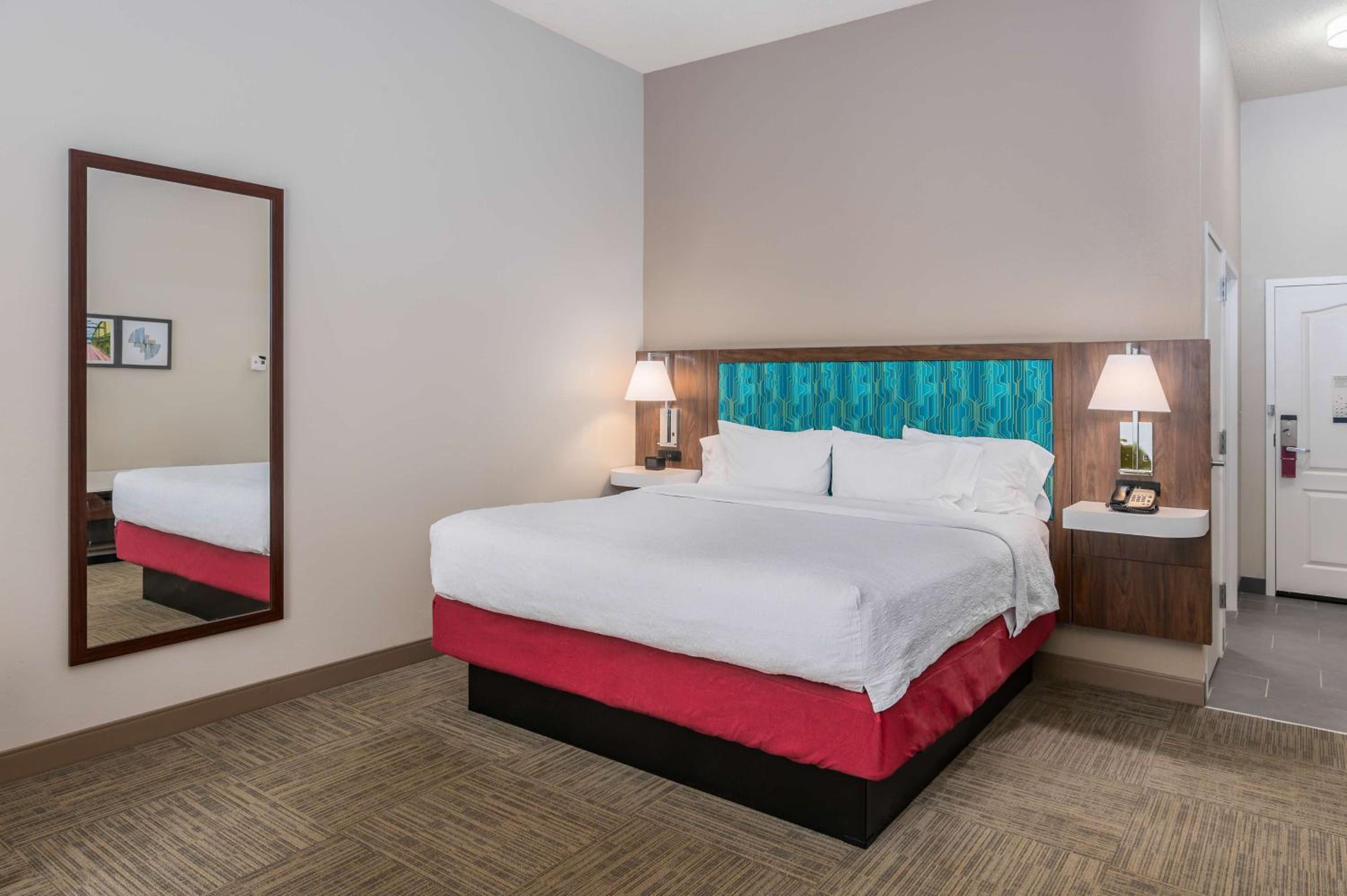 King Room with King Bed - Non-Smoking - Photo 2