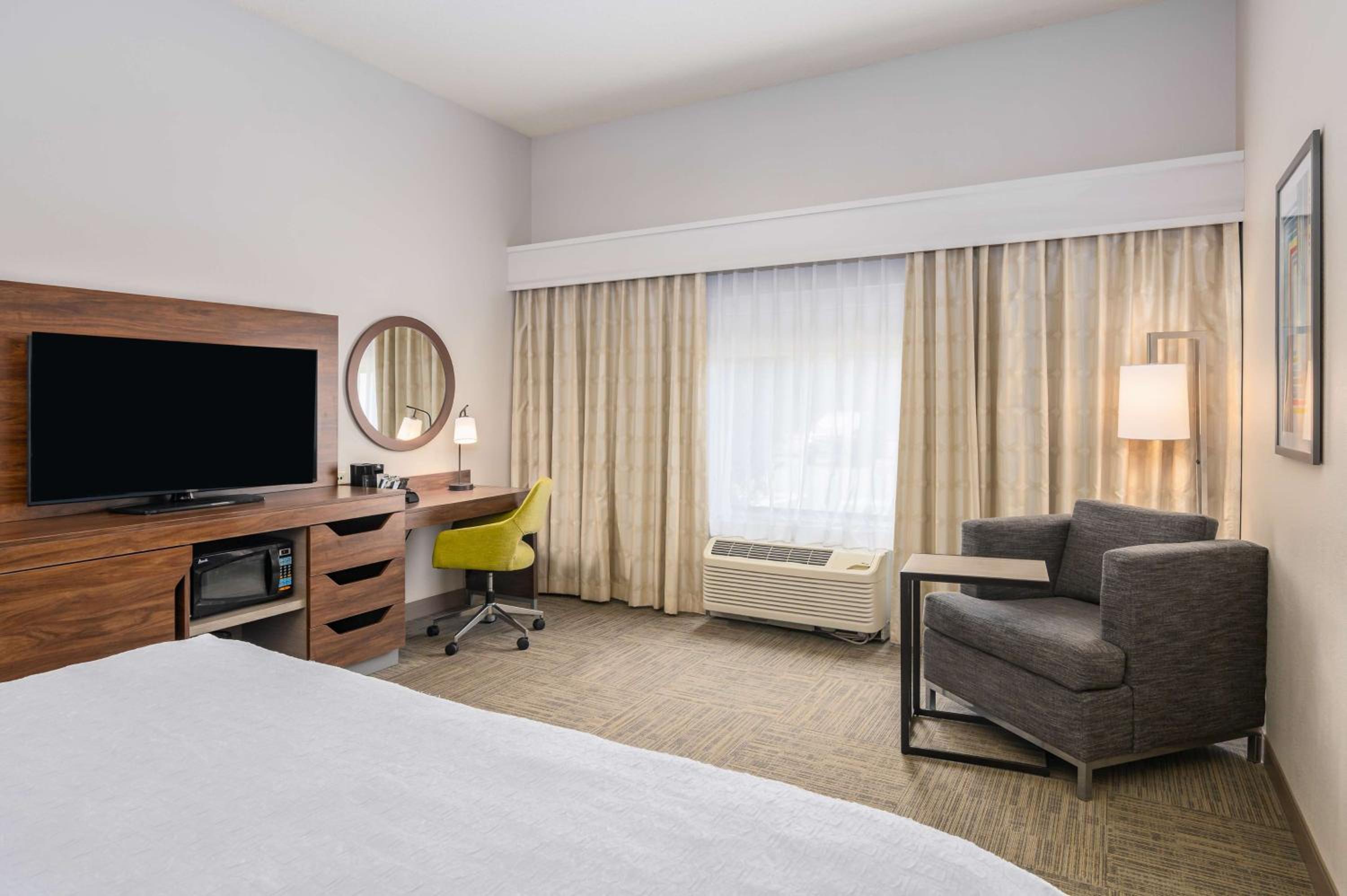 King Room with King Bed - Non-Smoking - Photo 3