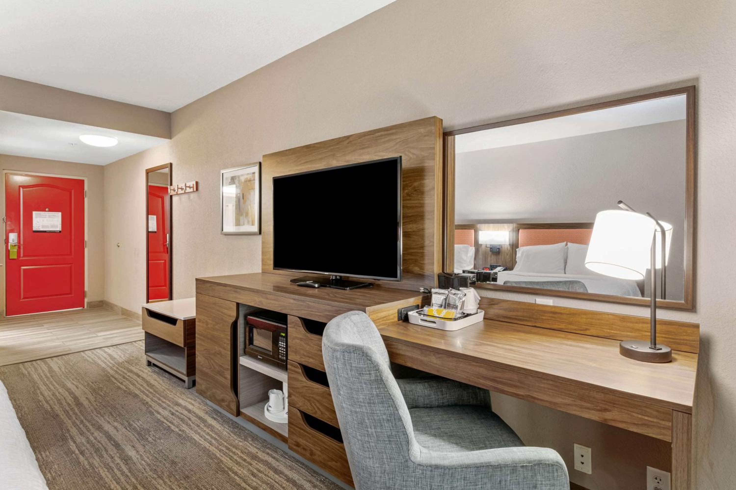 Room with Two Queen Beds - Non-Smoking