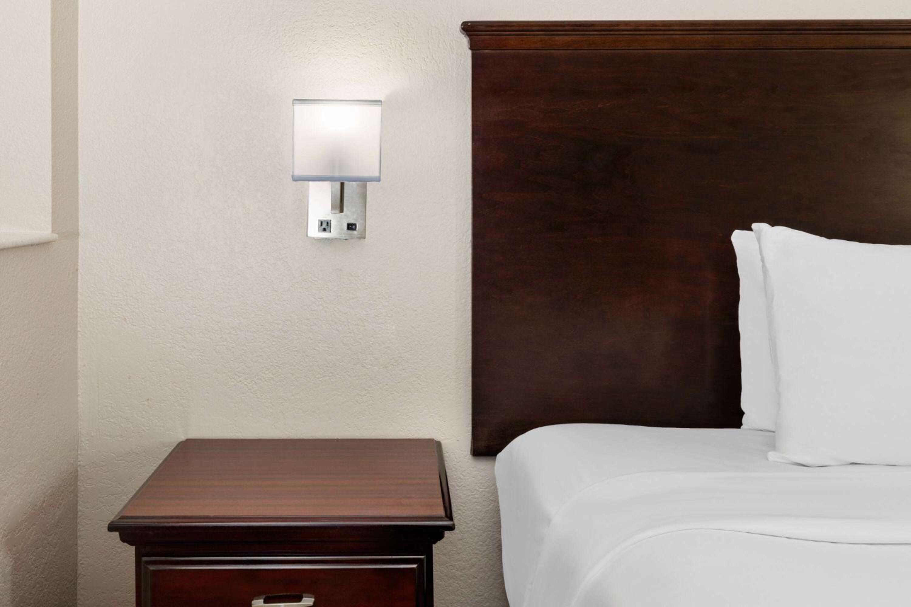 1 King Bed, Mobility Accessible Room, Bathtub w/ Grab Bars, Non-Smoking - Photo 5