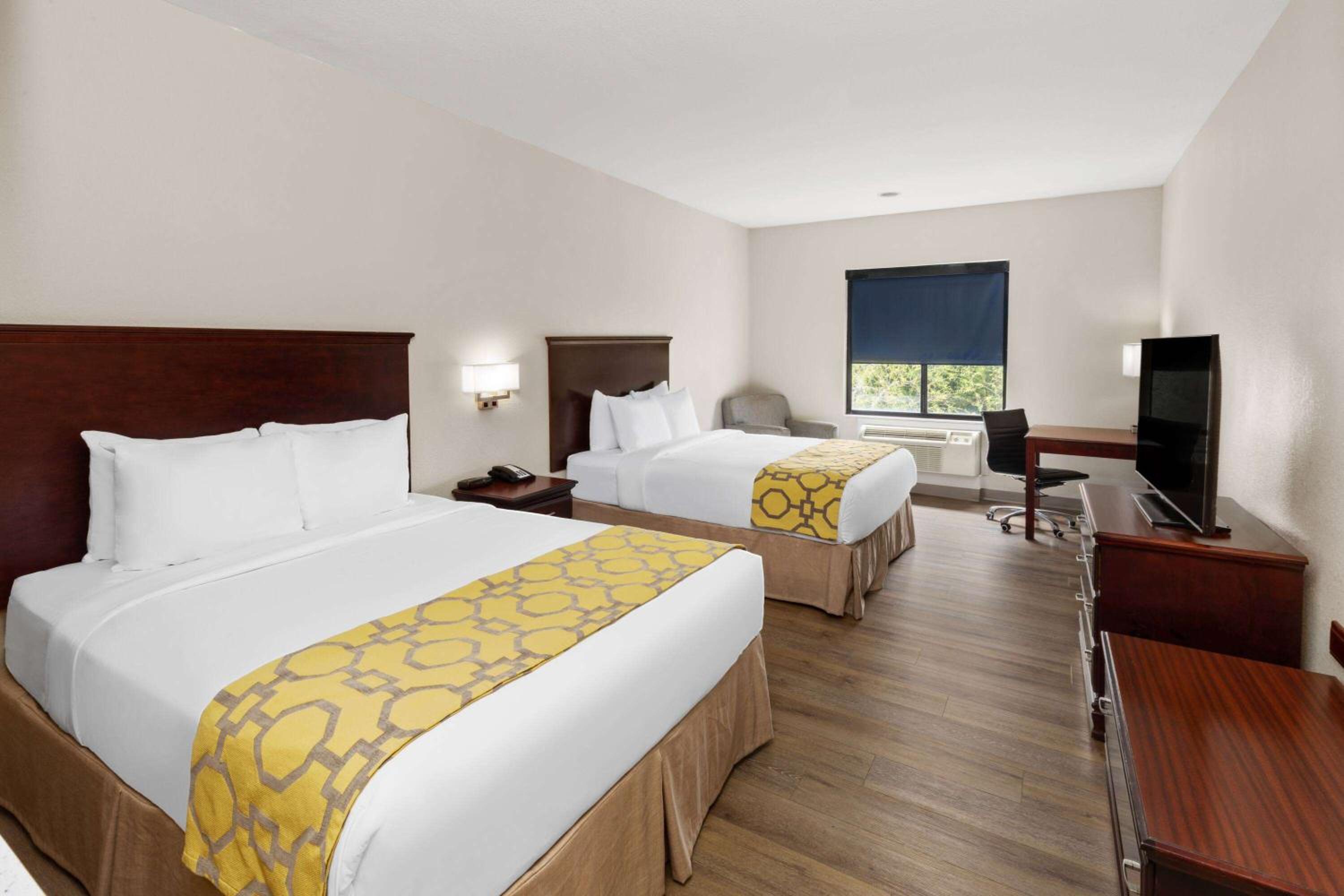 Queen Room with Two Queen Beds - Non-Smoking - Photo 1