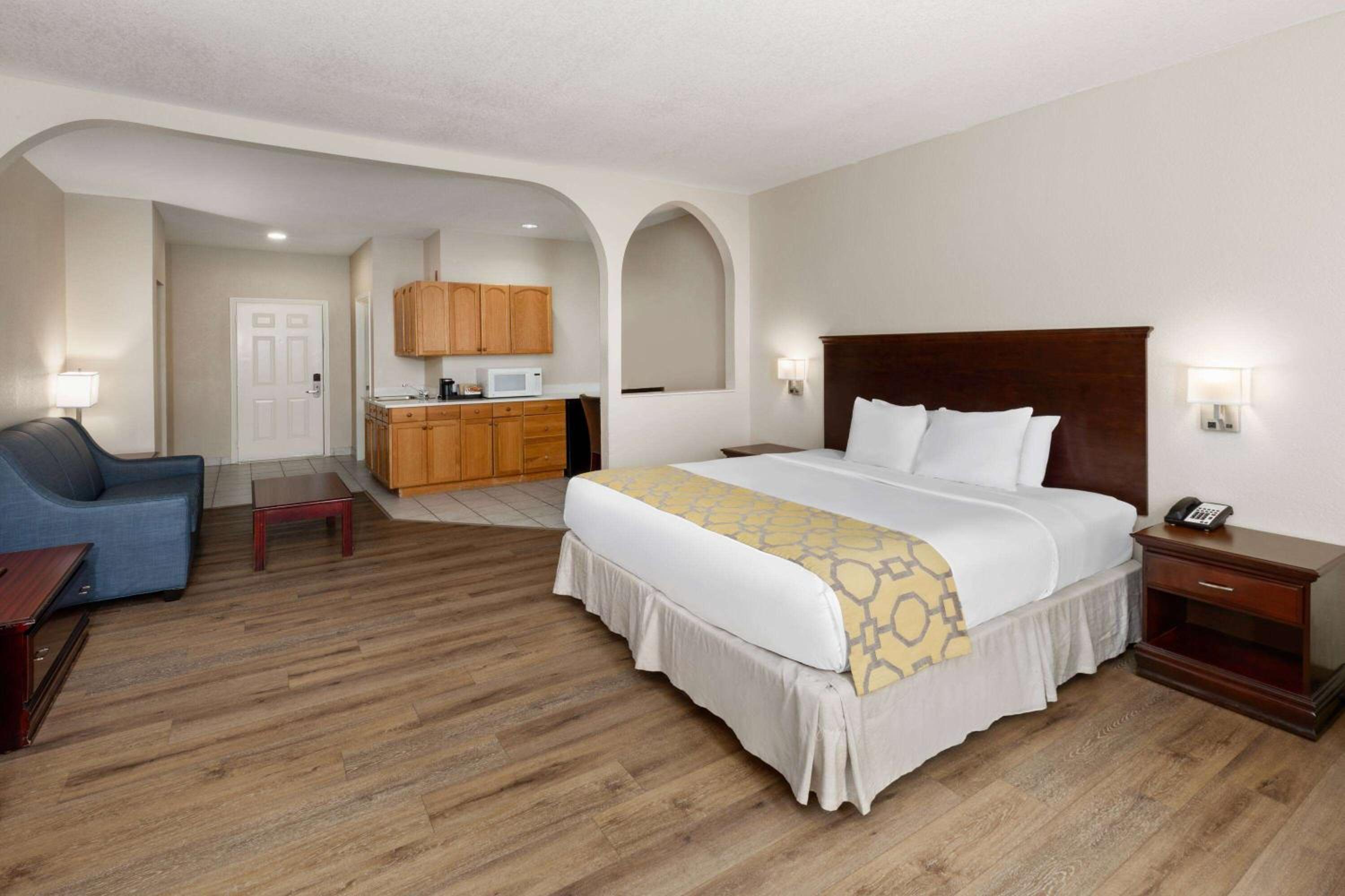 King Suite - Non-Smoking - Photo 1