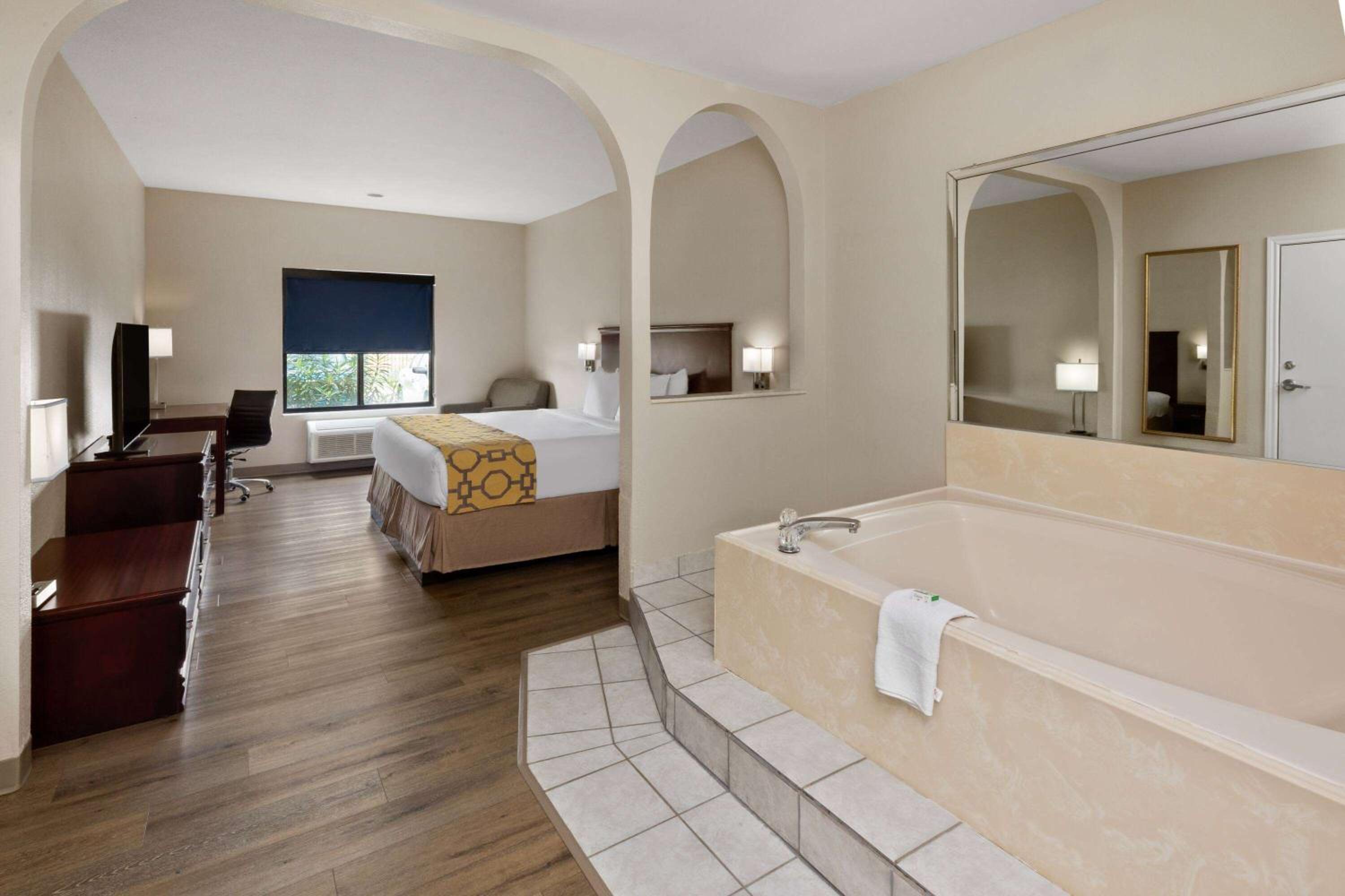 King Suite with Jetted Tub - Non-Smoking - Photo 1
