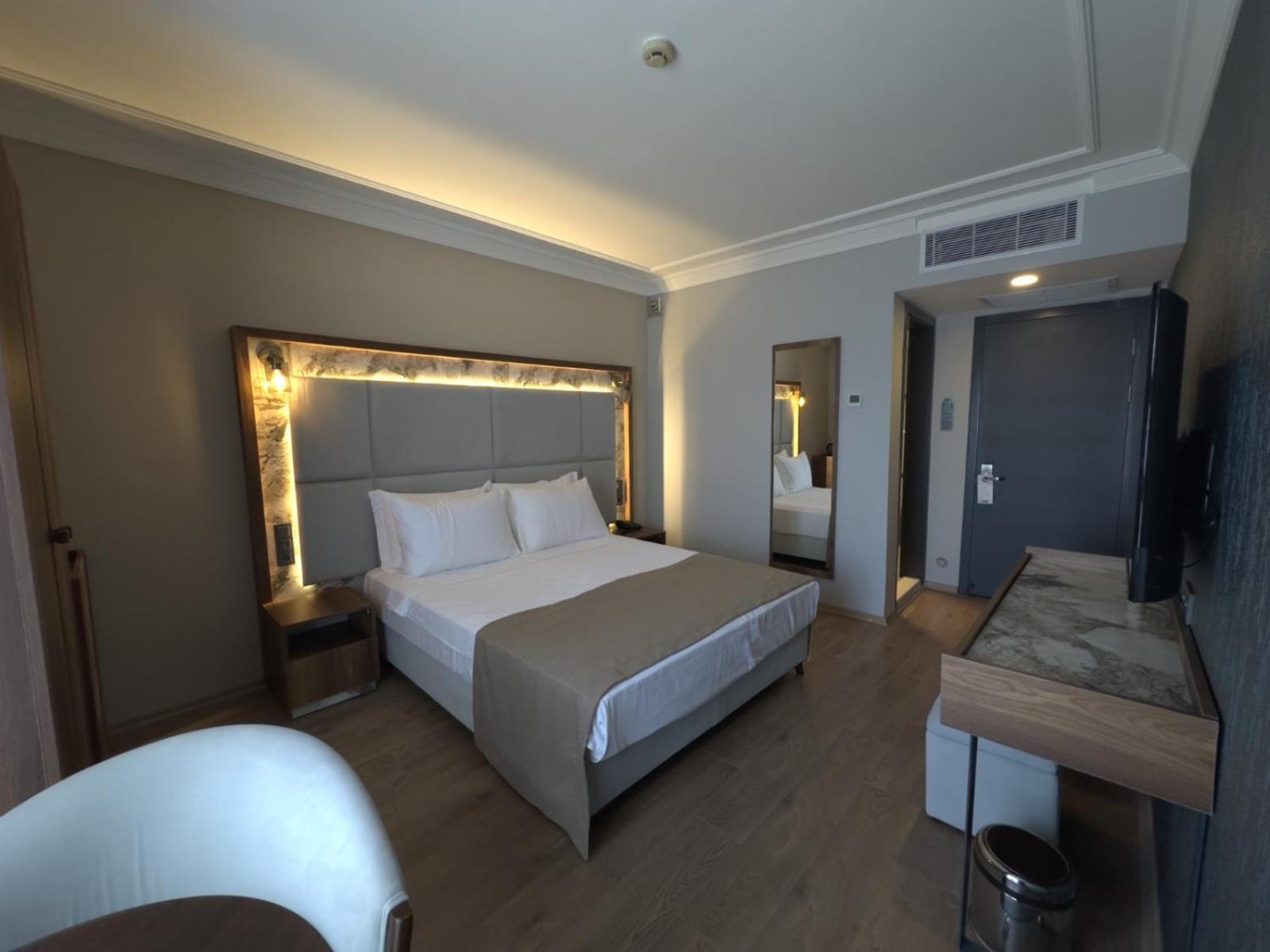 Standard King Room - Photo 16