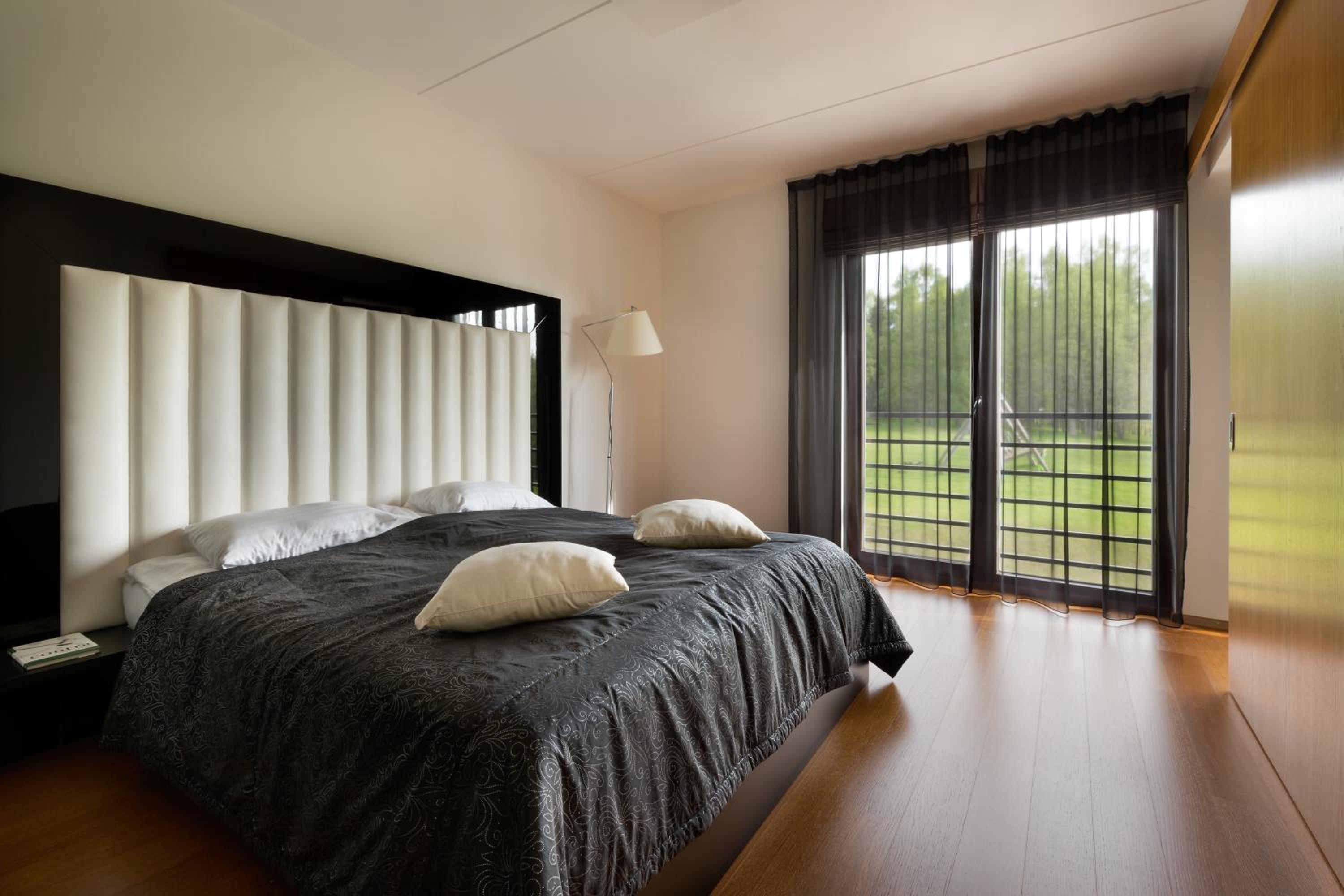 Luxury One-Bedroom Apartment - Photo 1