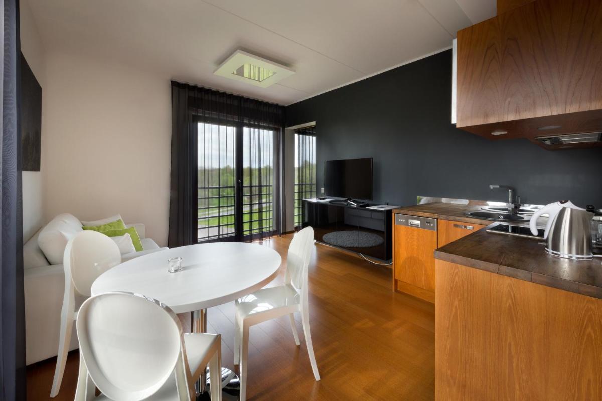 Luxury One-Bedroom Apartment - Photo 3