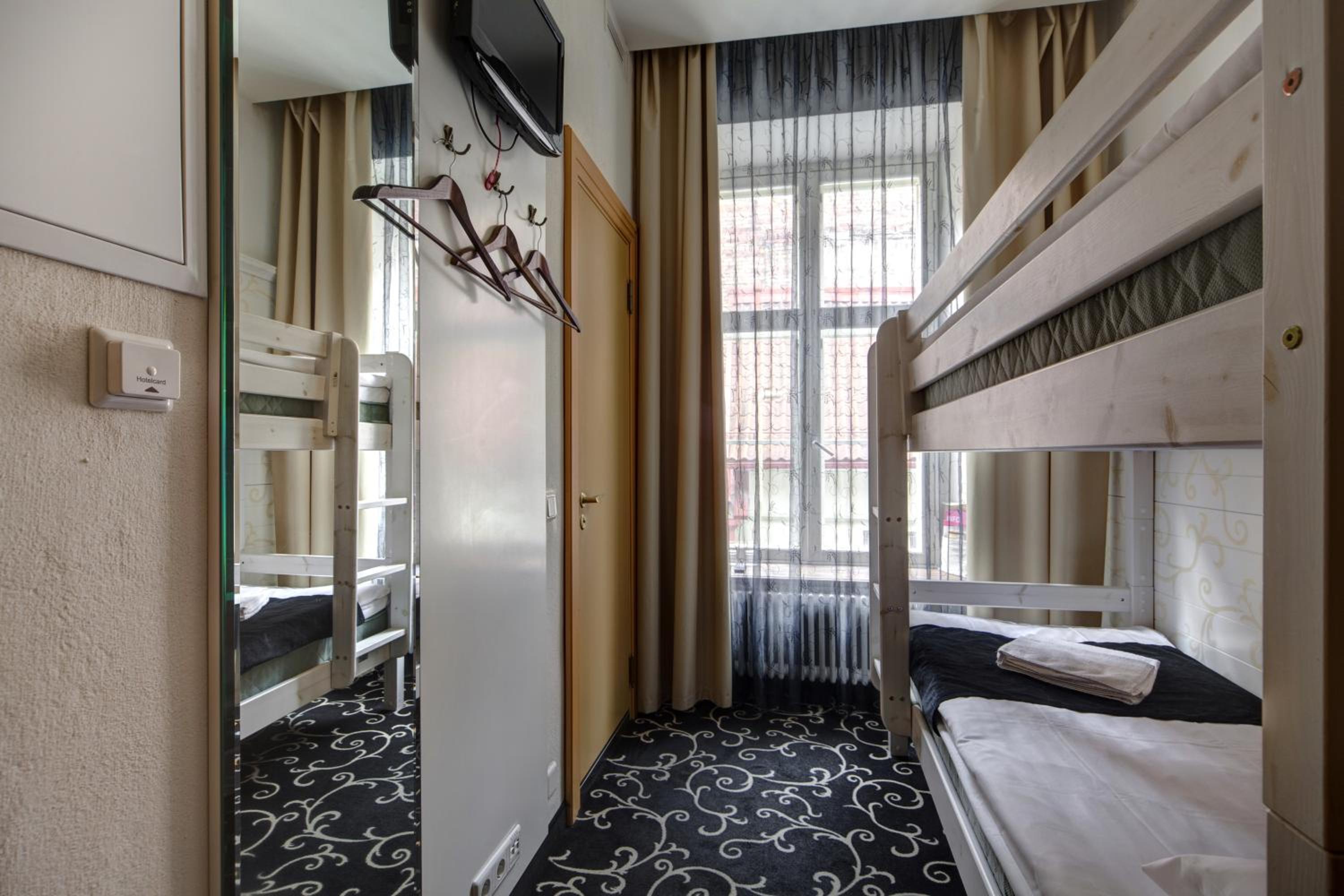 Small Room with Bunk Bed and Free Parking - Photo 1