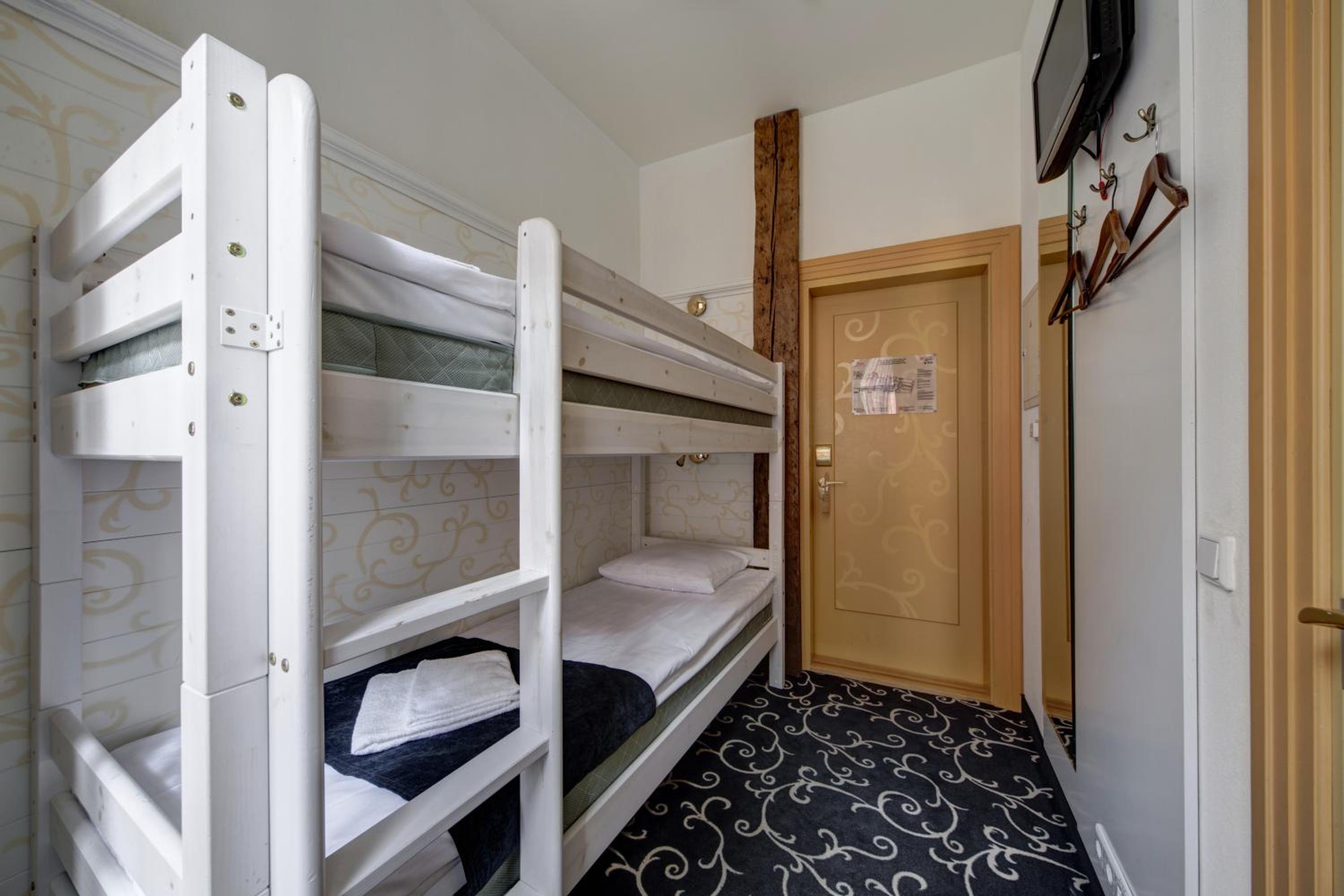 Small Room with Bunk Bed and Free Parking - Photo 7