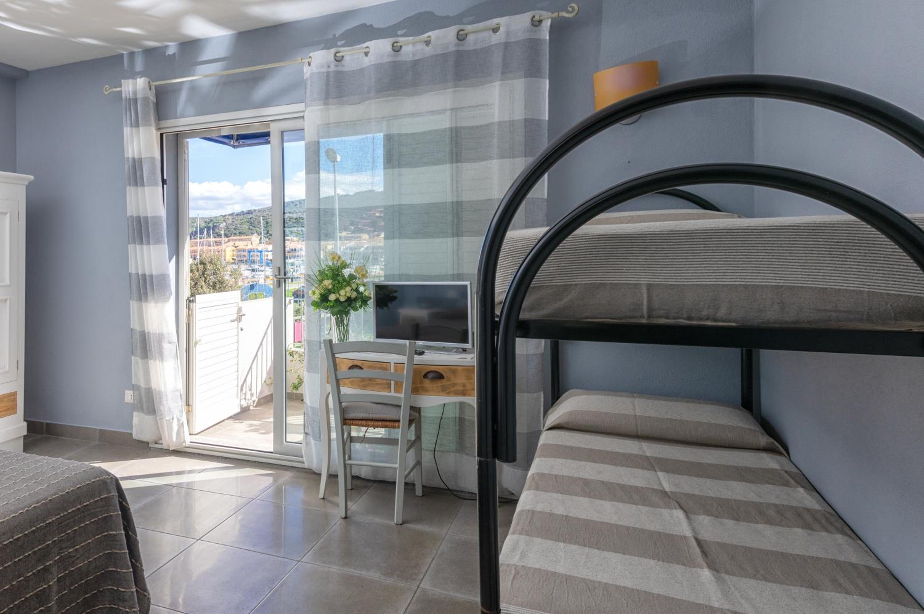 Quadruple Room with Sea View - Photo 5