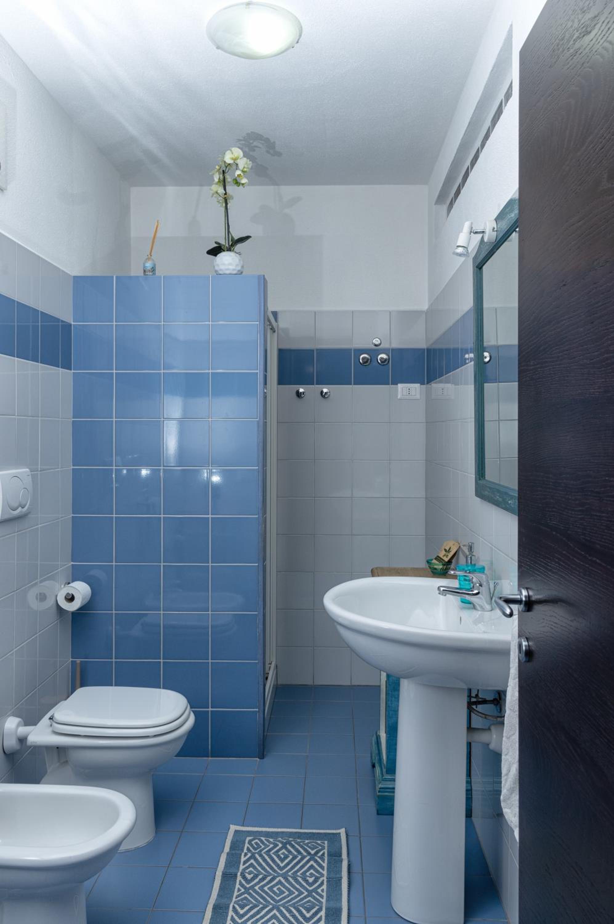 Quadruple Room with Sea View - Photo 12