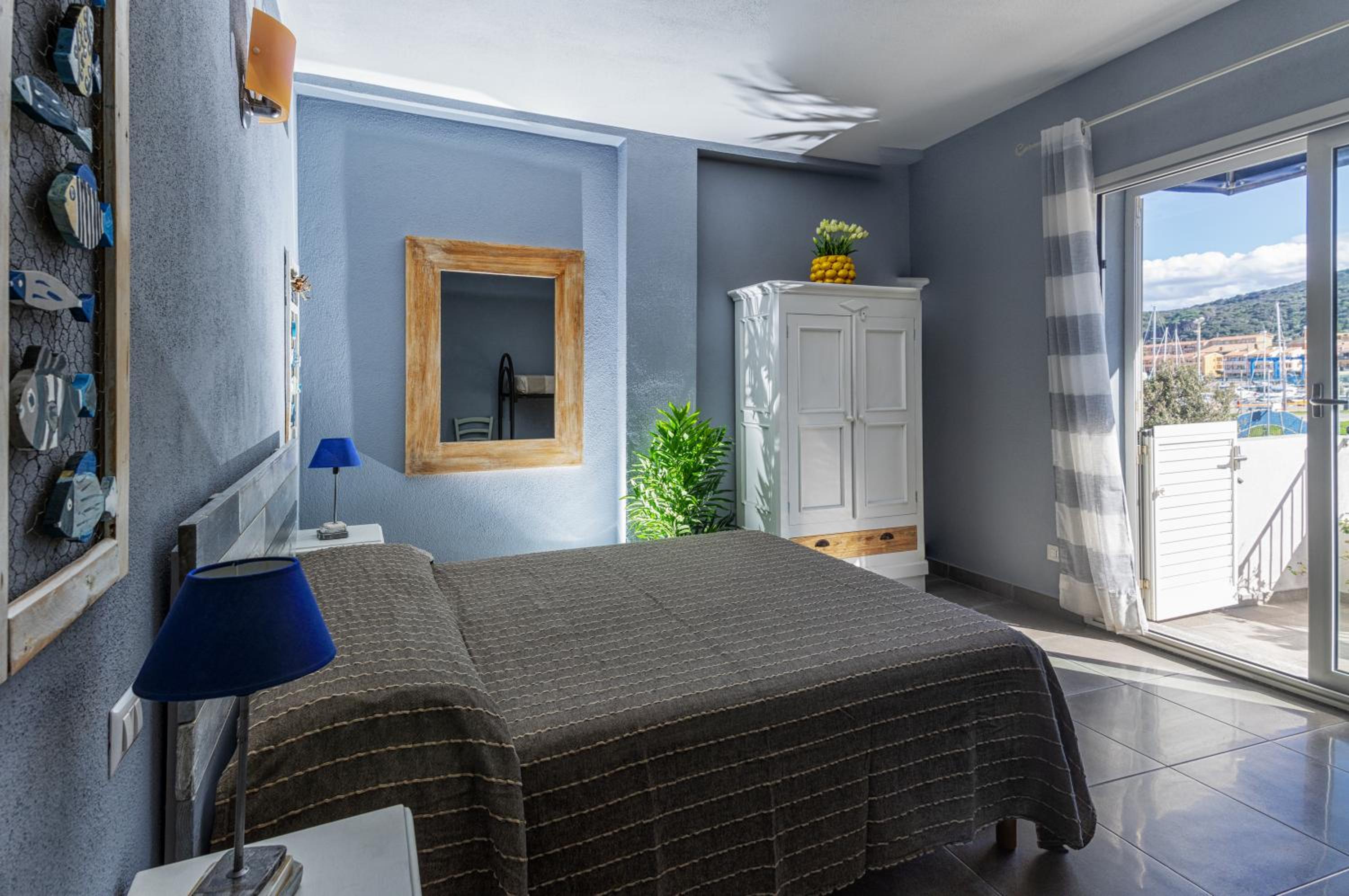 Quadruple Room with Sea View - Photo 2