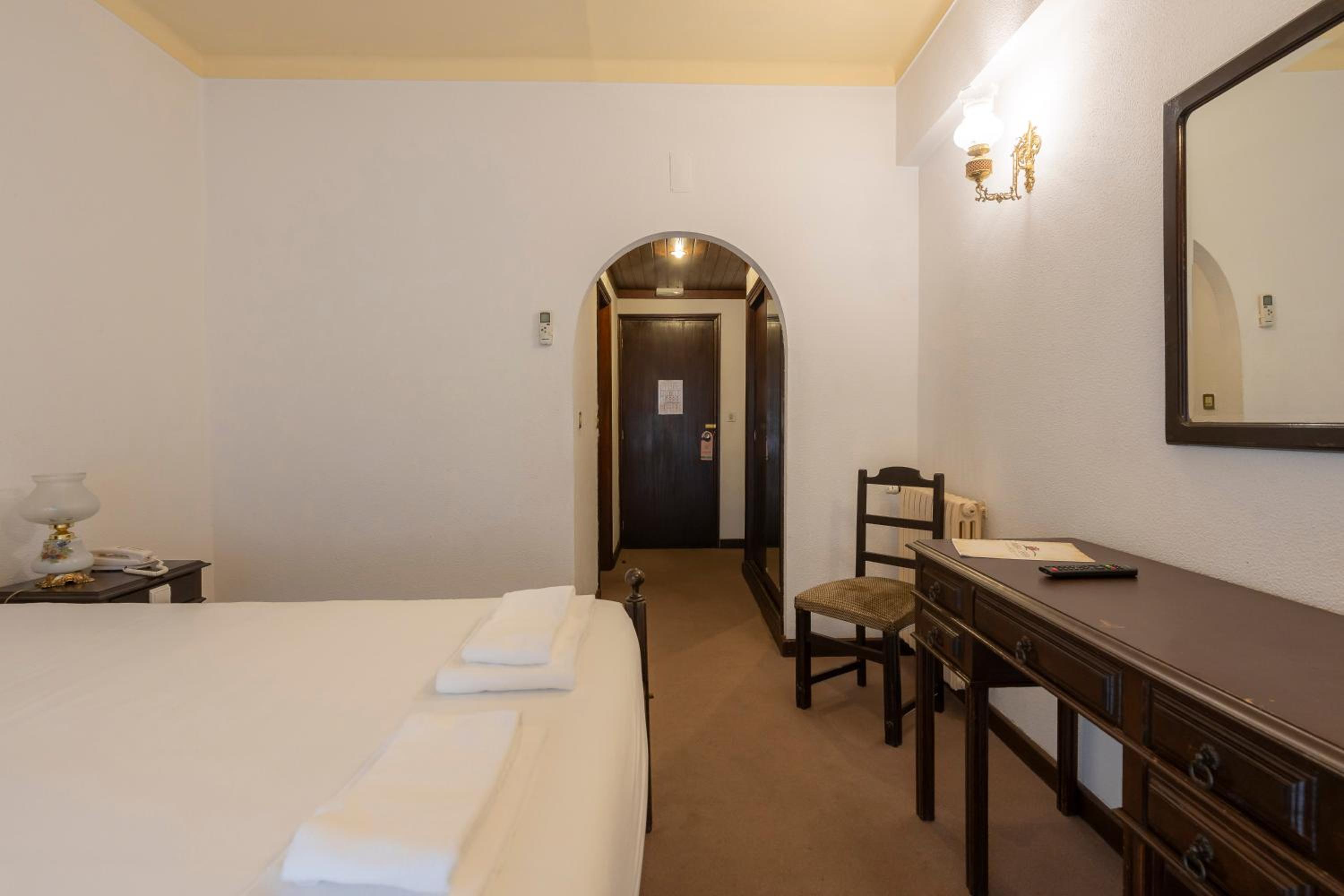 Double or Twin Room - Photo 4
