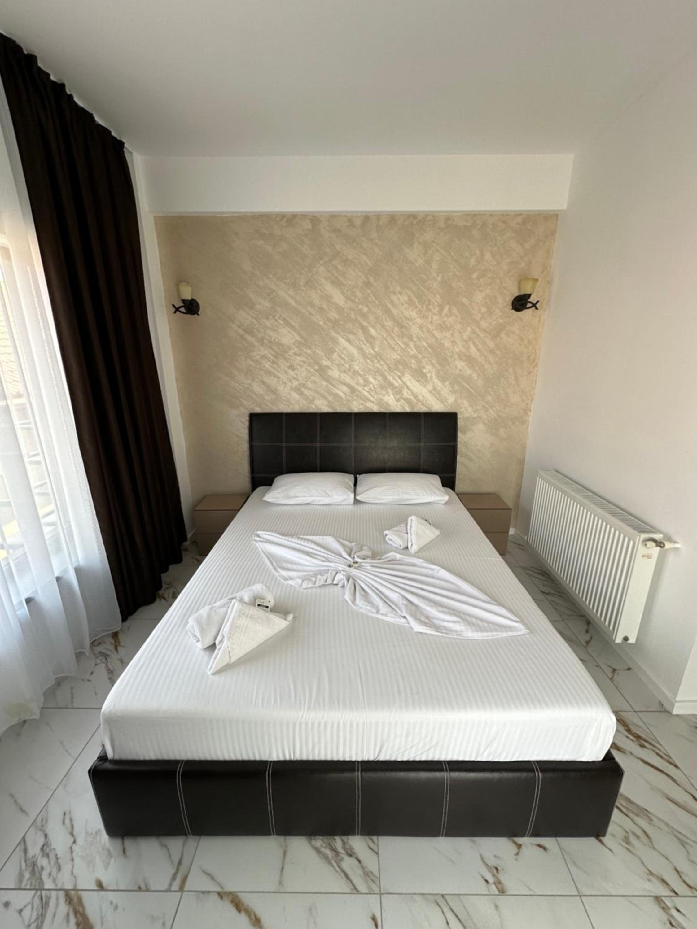 Double Room with Balcony - Photo 12