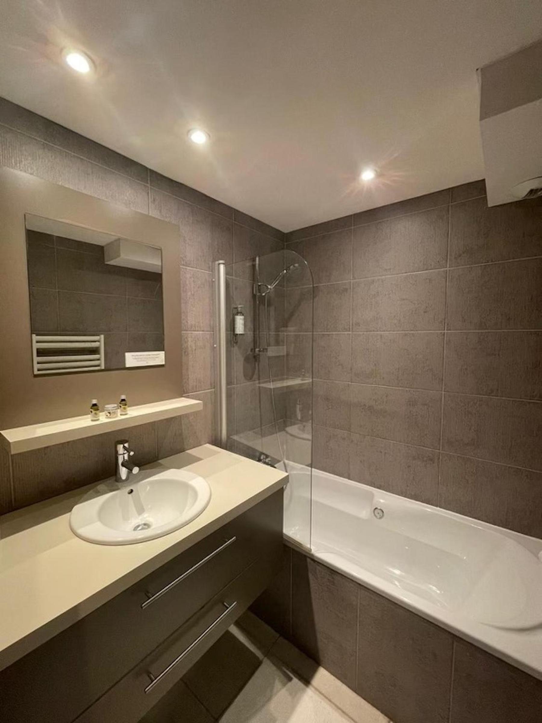 Essential Room  - Photo 7