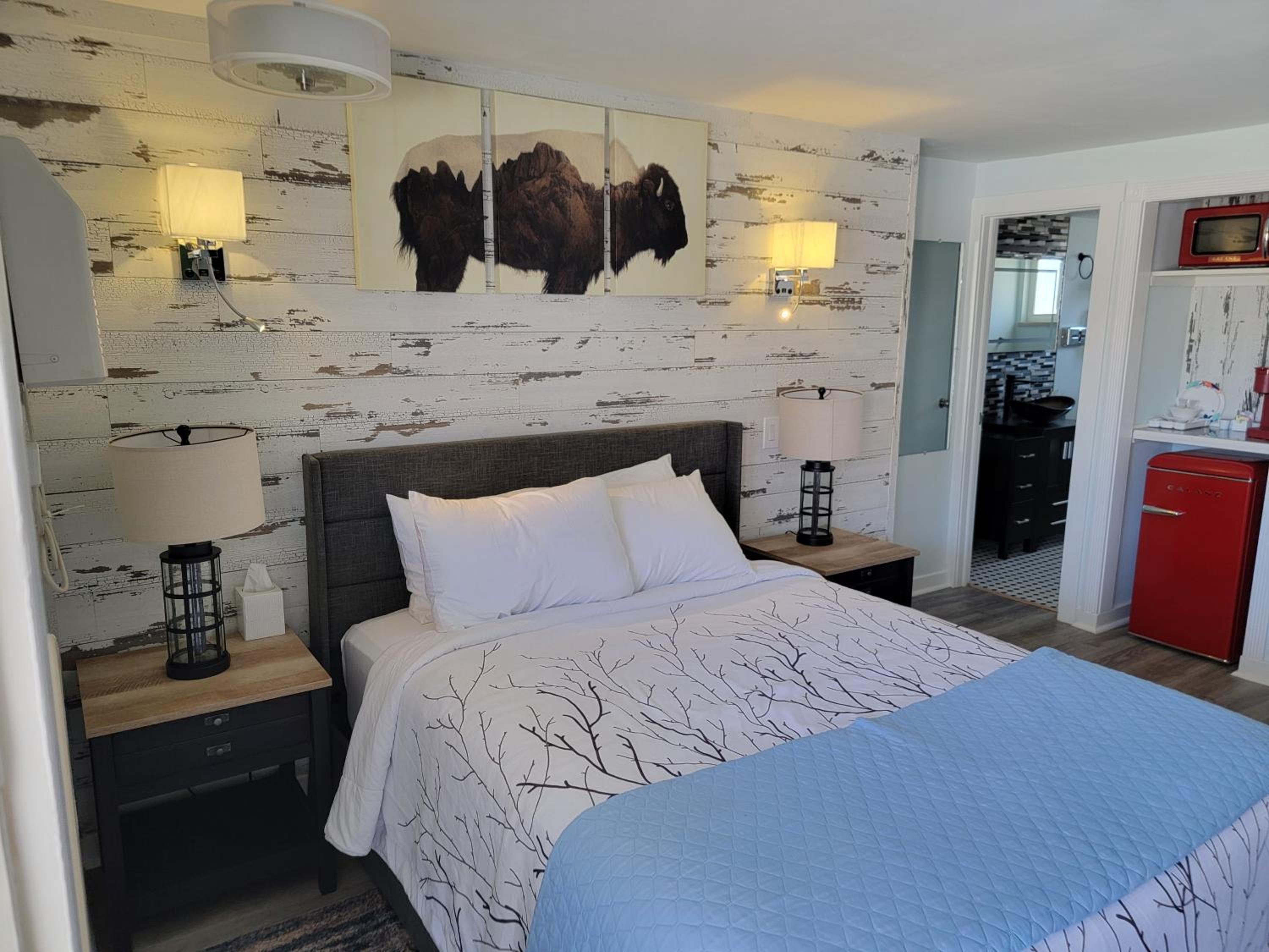 Courtyard Queen Room