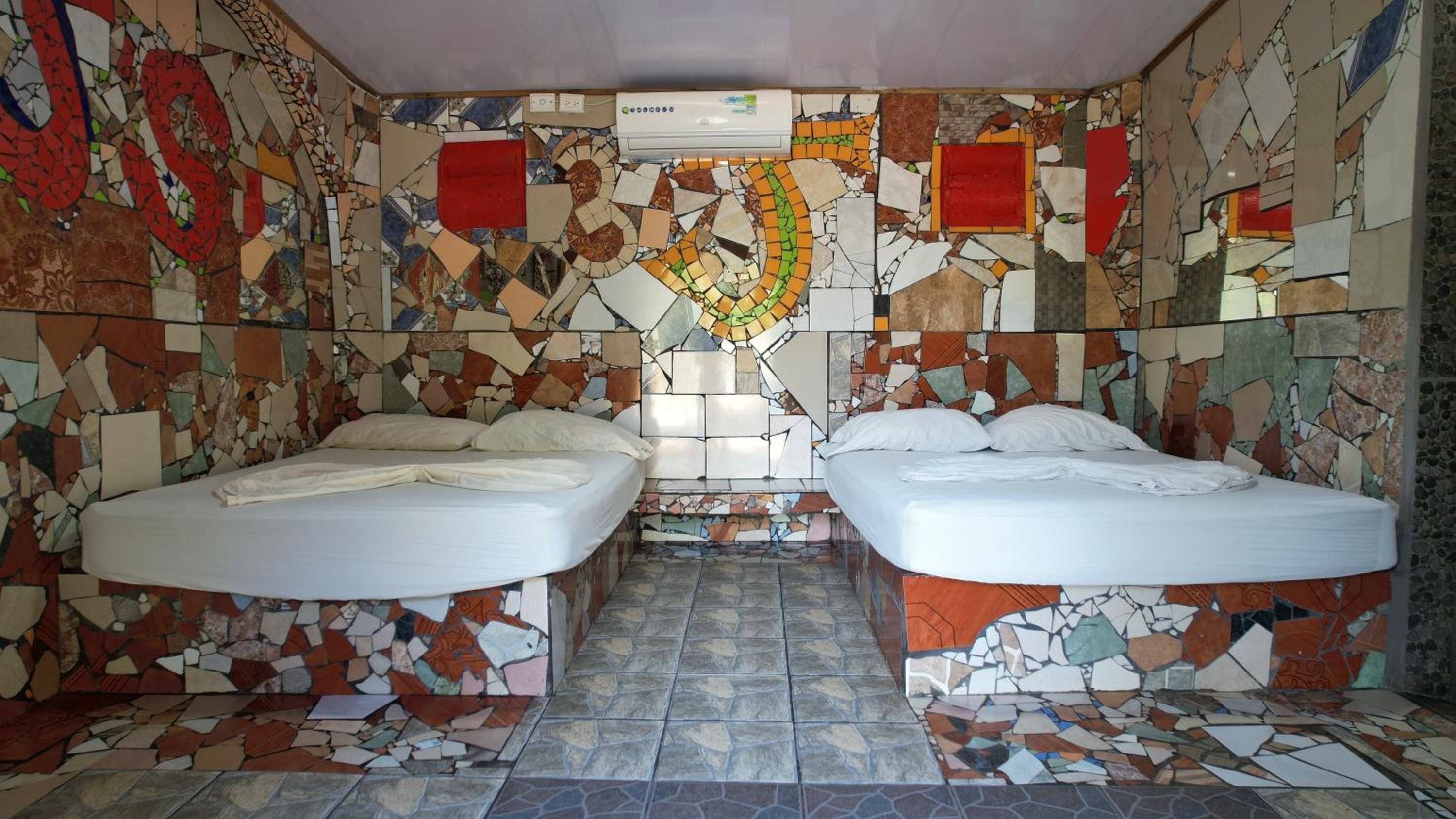 Family Room with Shared Bathroom photo 1