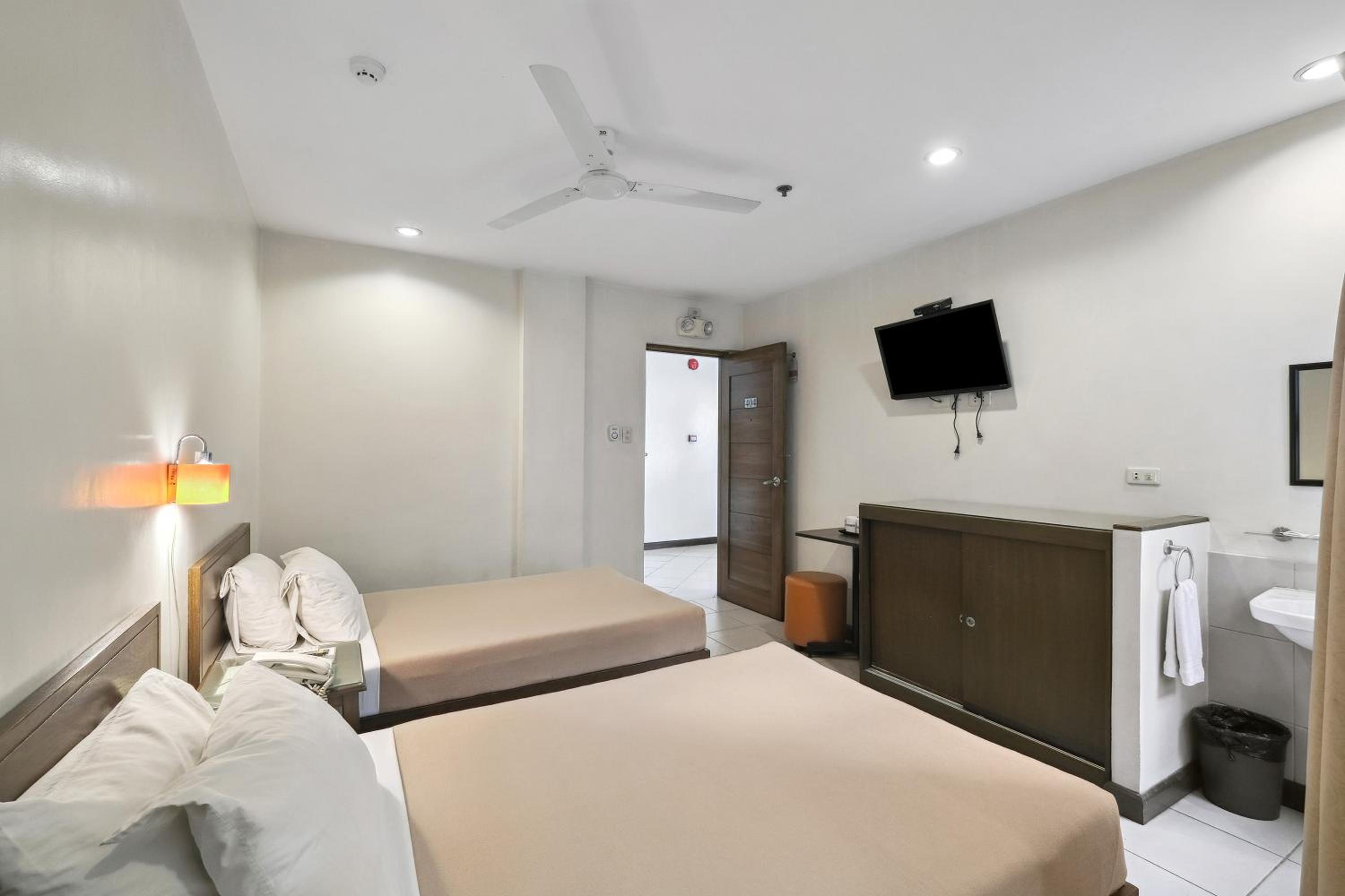 Quadruple Room - Photo 2