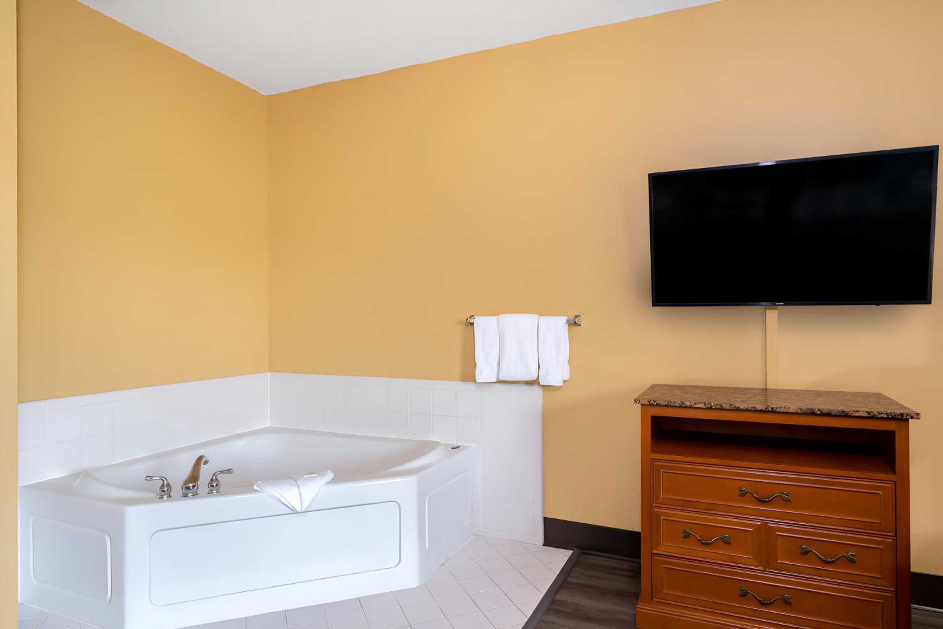 Deluxe King Studio Suite - Non-Smoking photo 2