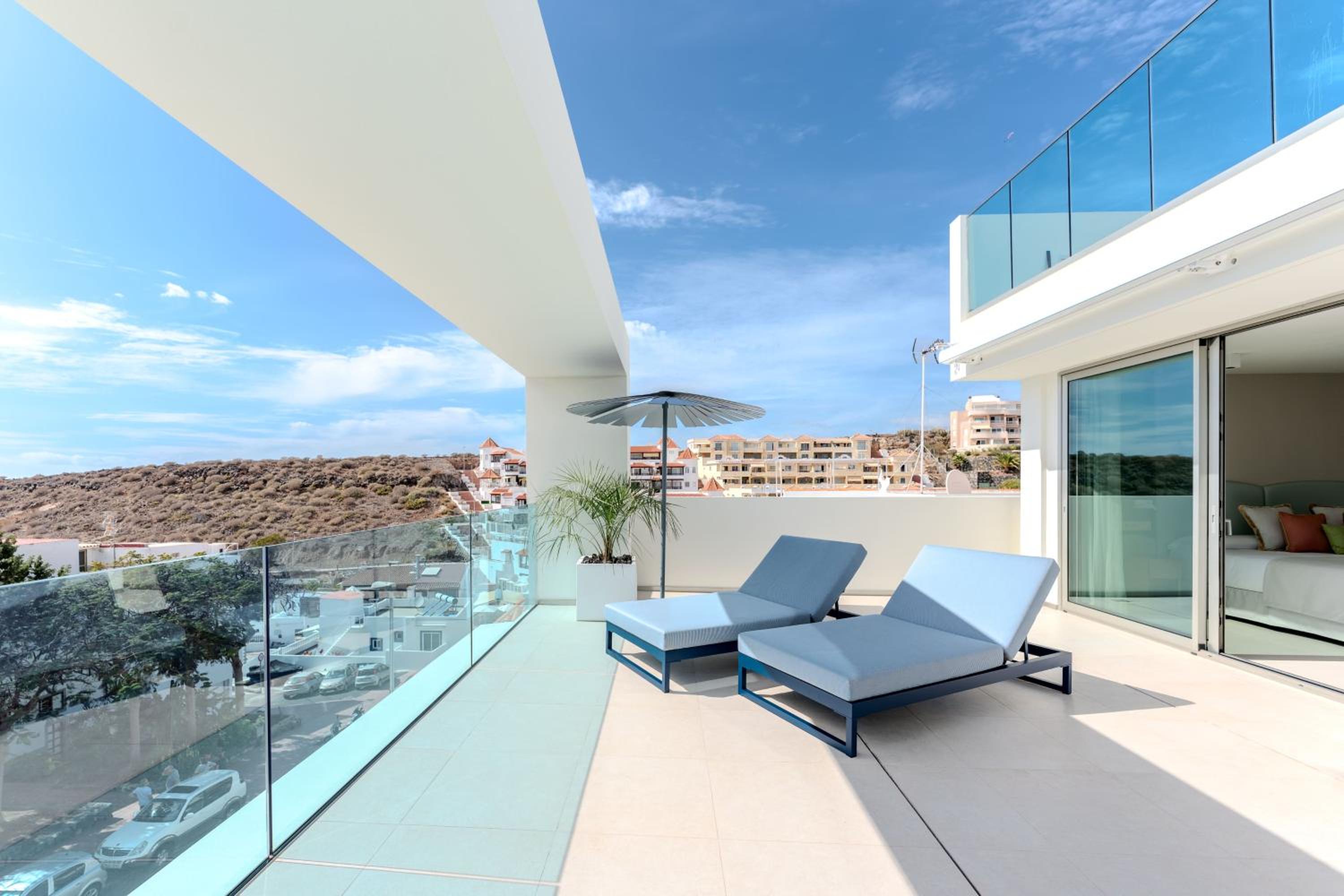 Three-Bedroom Penthouse Apartment with Private Pool, Bathtub and Sea View photo 2