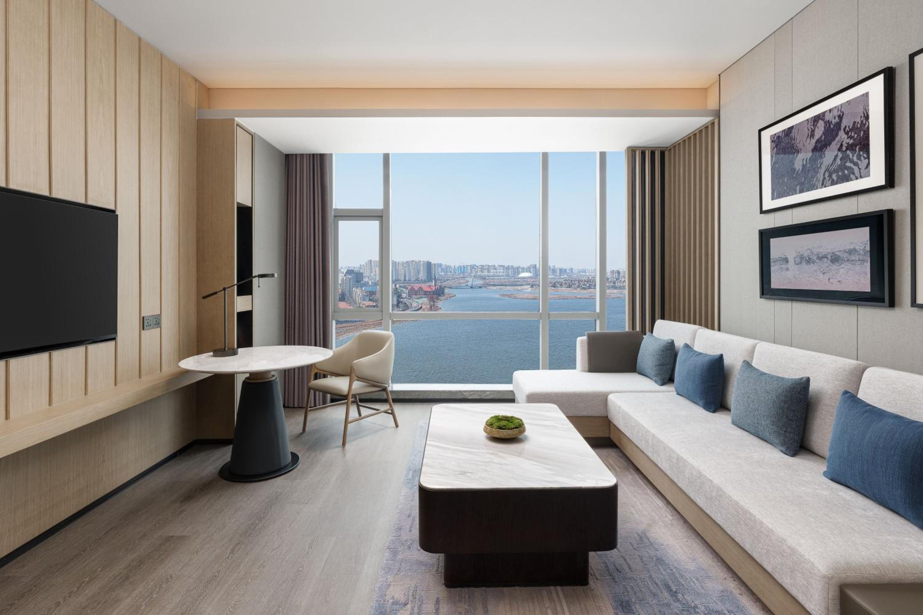 Lake View Suite