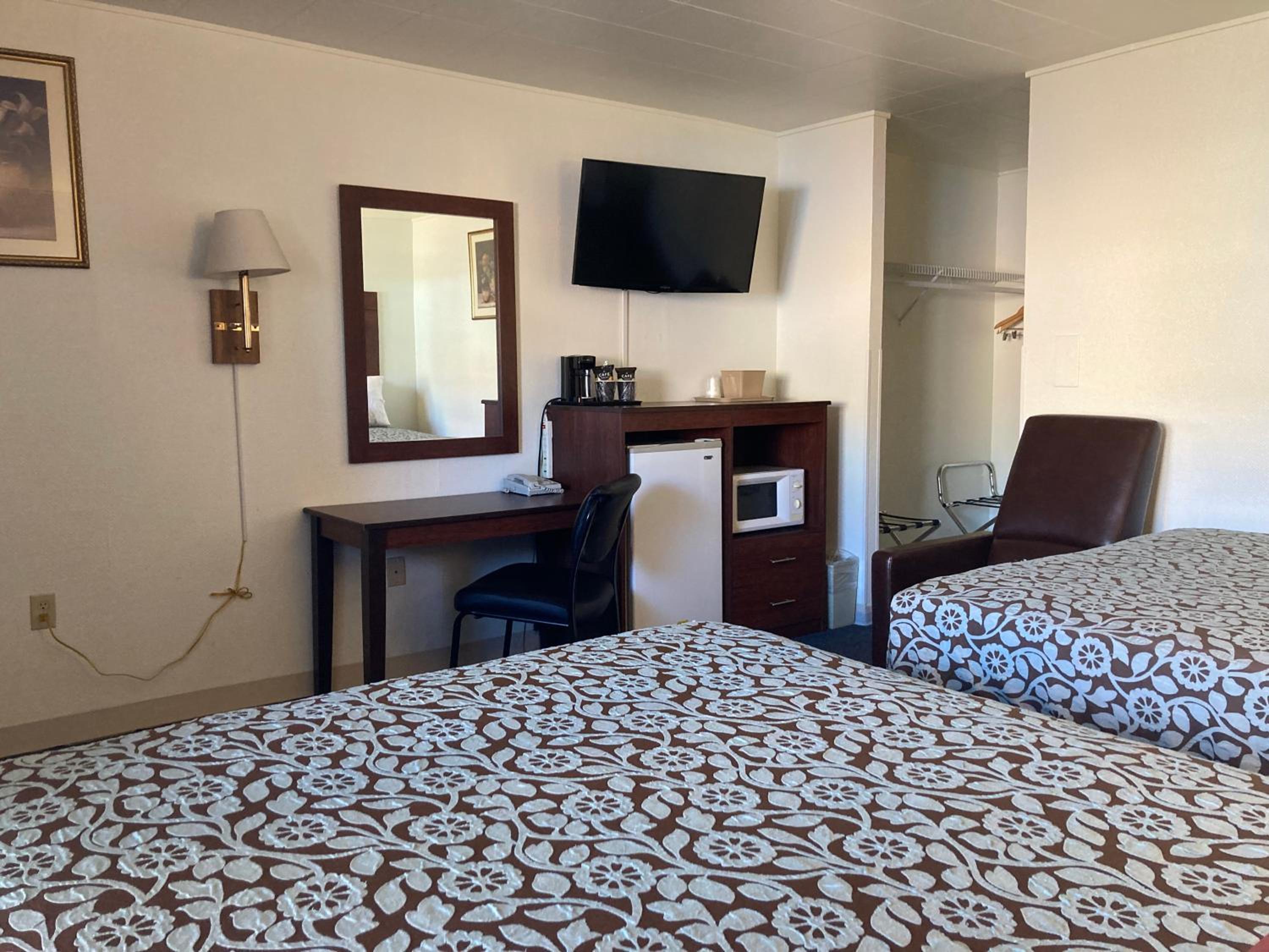 Queen Room with Two Queen Beds - With Special Offer - Photo 5