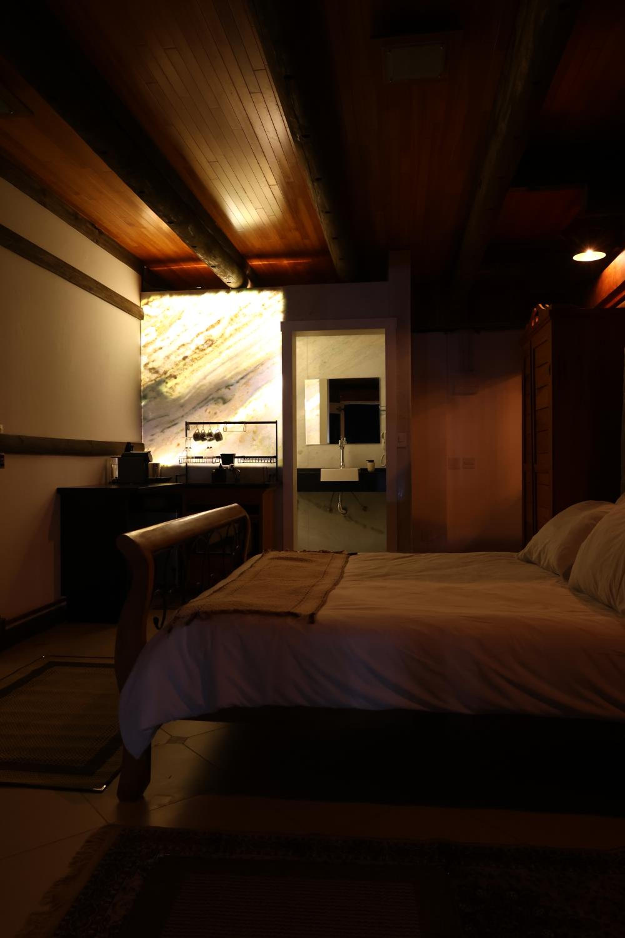 One-Bedroom Apartment with Balcony and Mountain View   photo 1