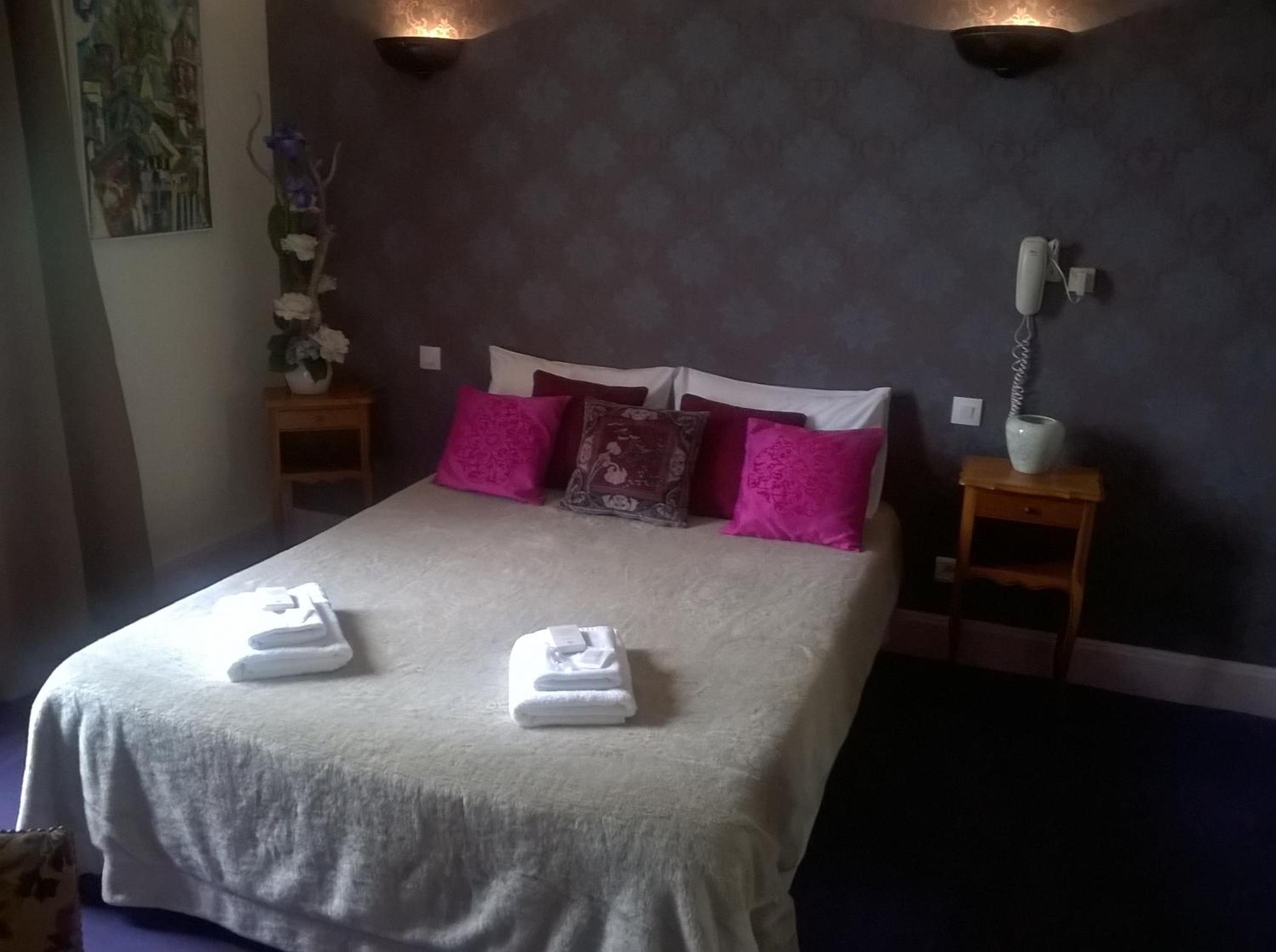 Double Room - Photo 11